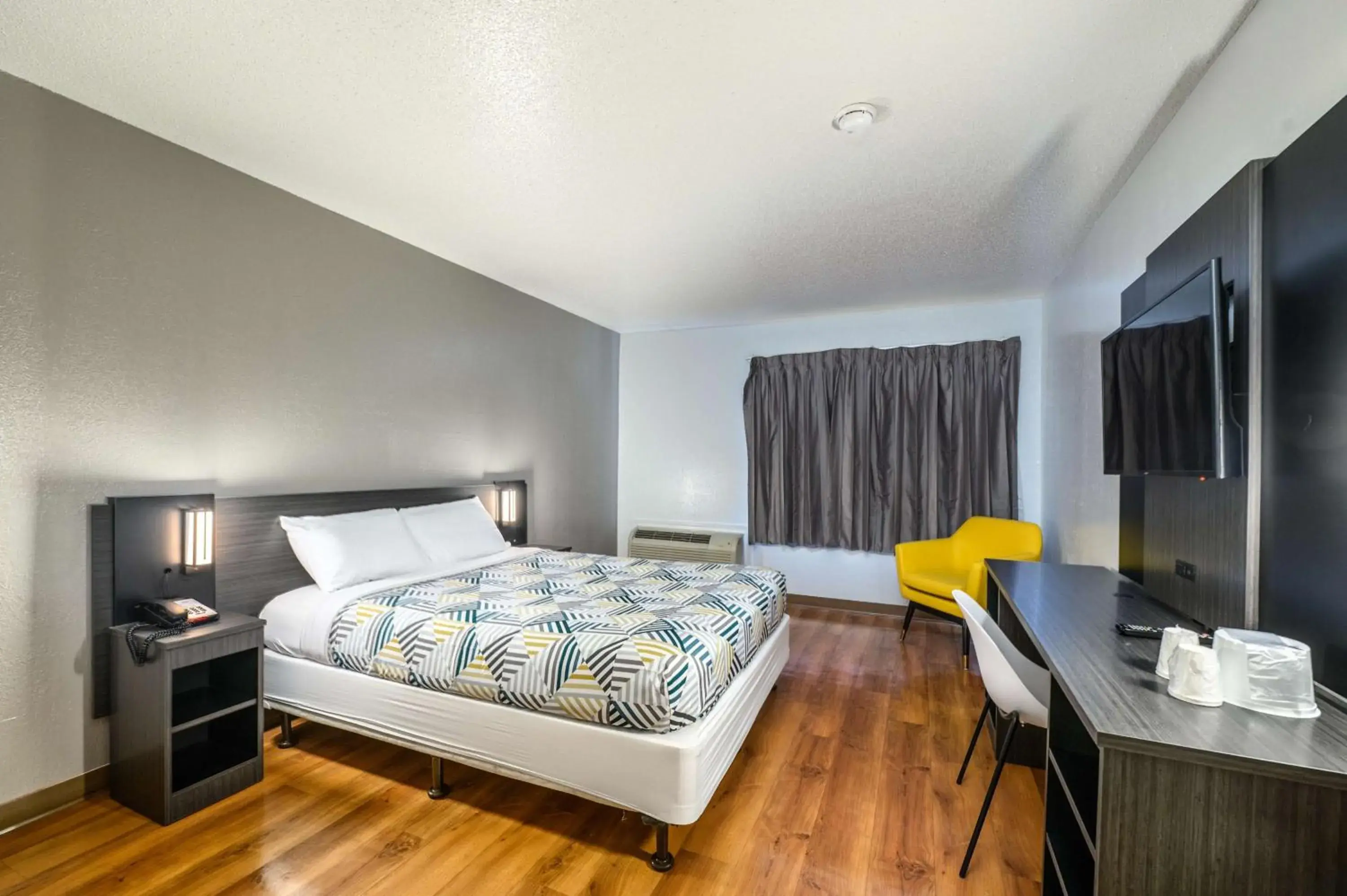 Deluxe Queen Room - Non-Smoking in Motel 6-Branford, CT - New Haven Deluxe Queen Room - Non-Smoking in Motel 6-Branford, CT - New Haven