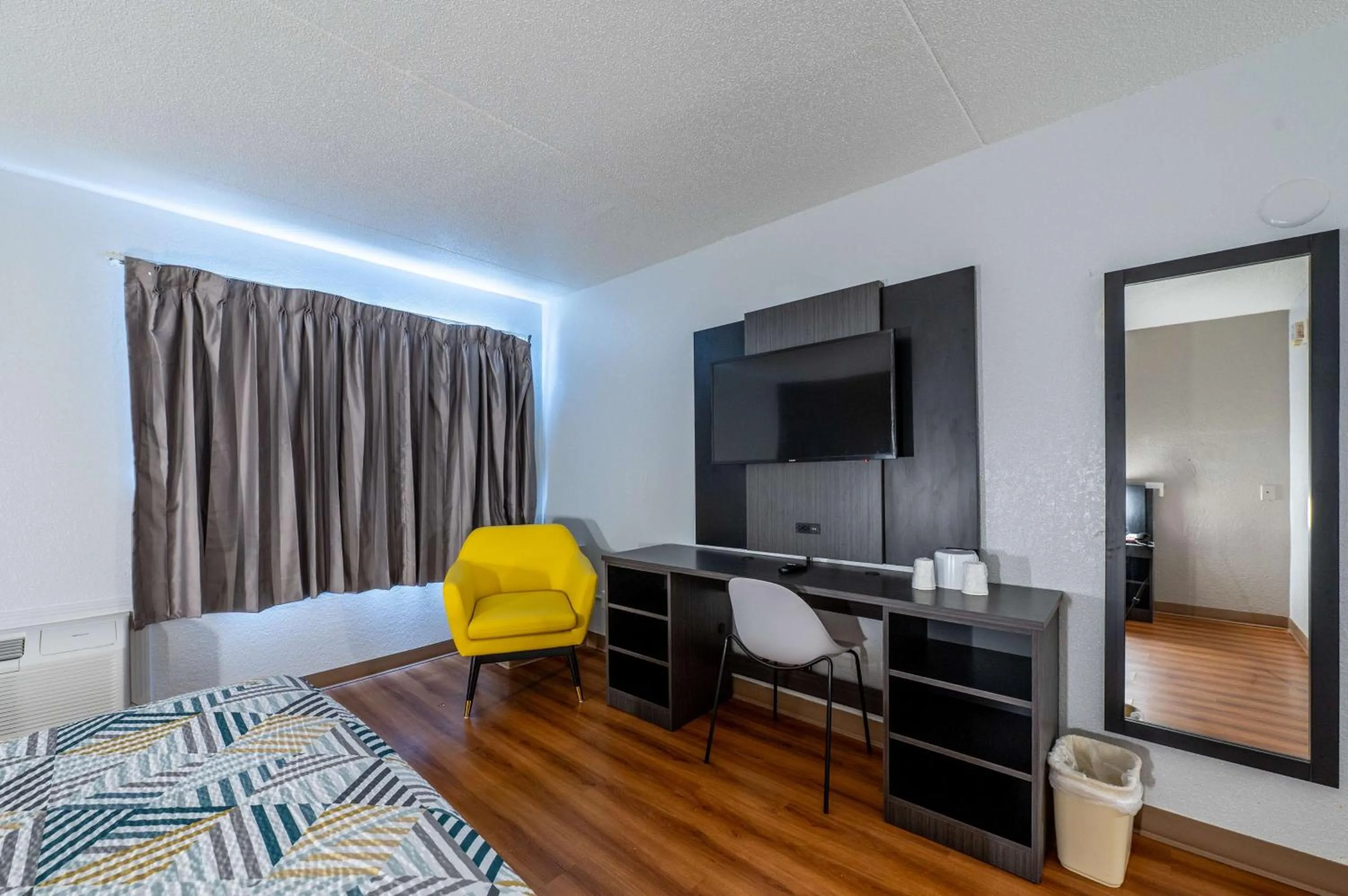 Bedroom, Bed in Motel 6-Branford, CT - New Haven