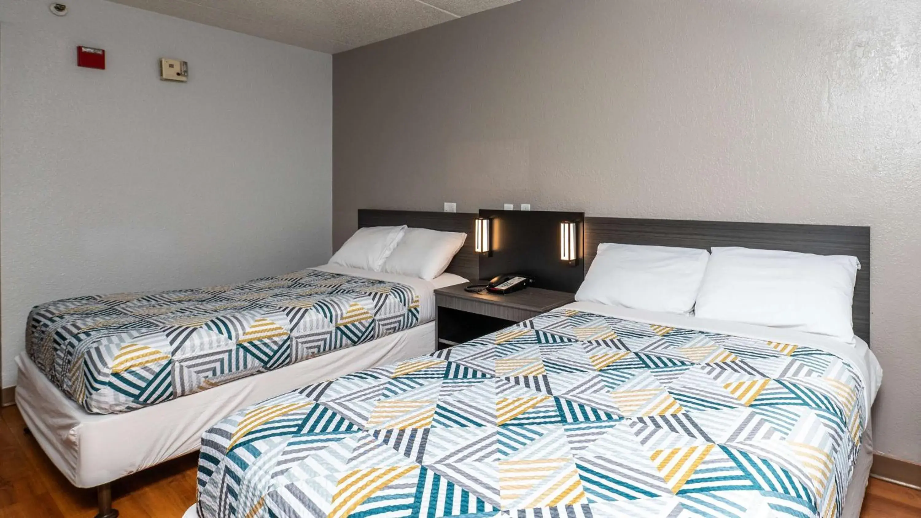 Deluxe Quadruple Room in Motel 6-Branford, CT - New Haven Deluxe Quadruple Room in Motel 6-Branford, CT - New Haven