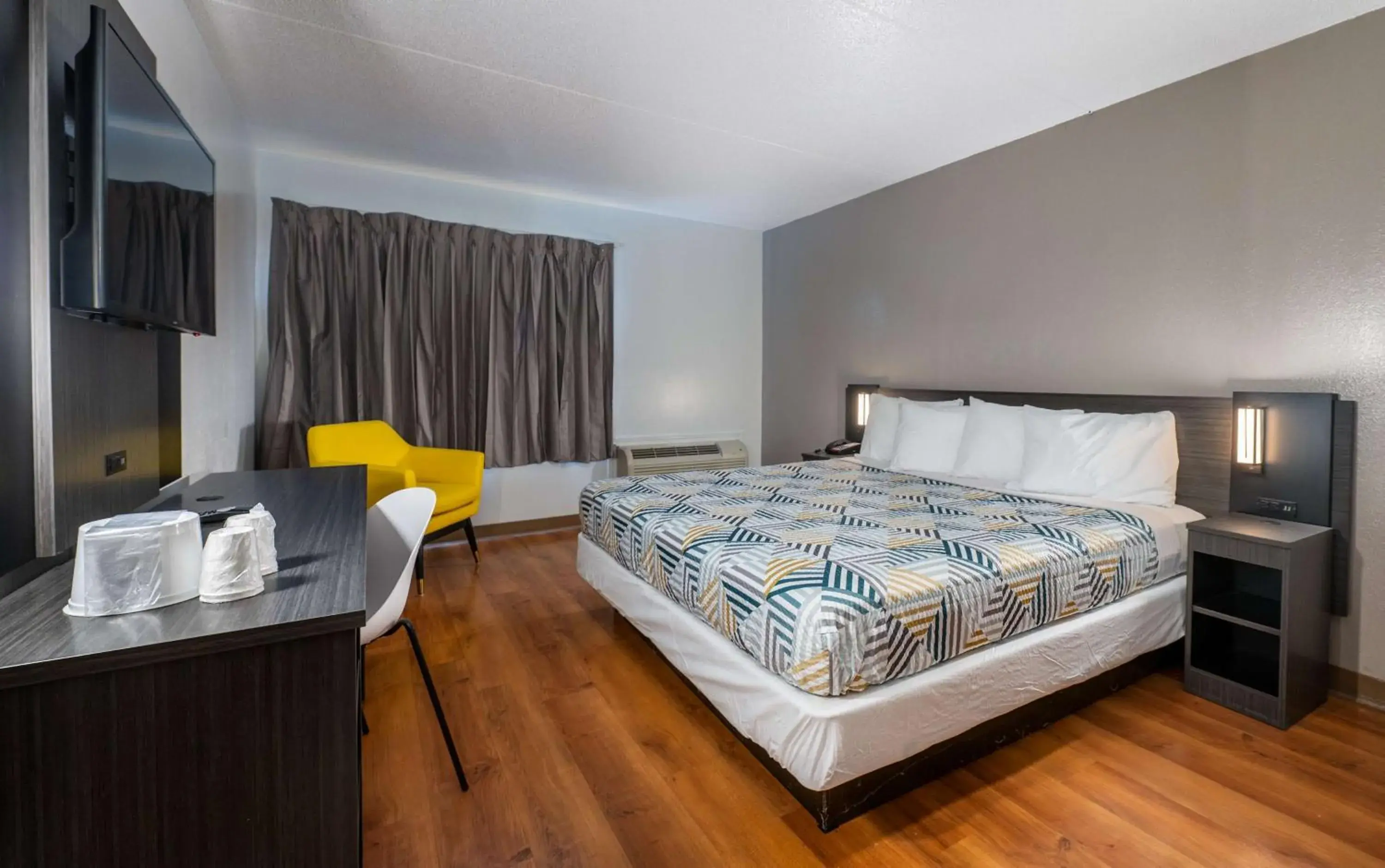 Deluxe Queen Room - Smoking in Motel 6-Branford, CT - New Haven Deluxe Queen Room - Smoking in Motel 6-Branford, CT - New Haven