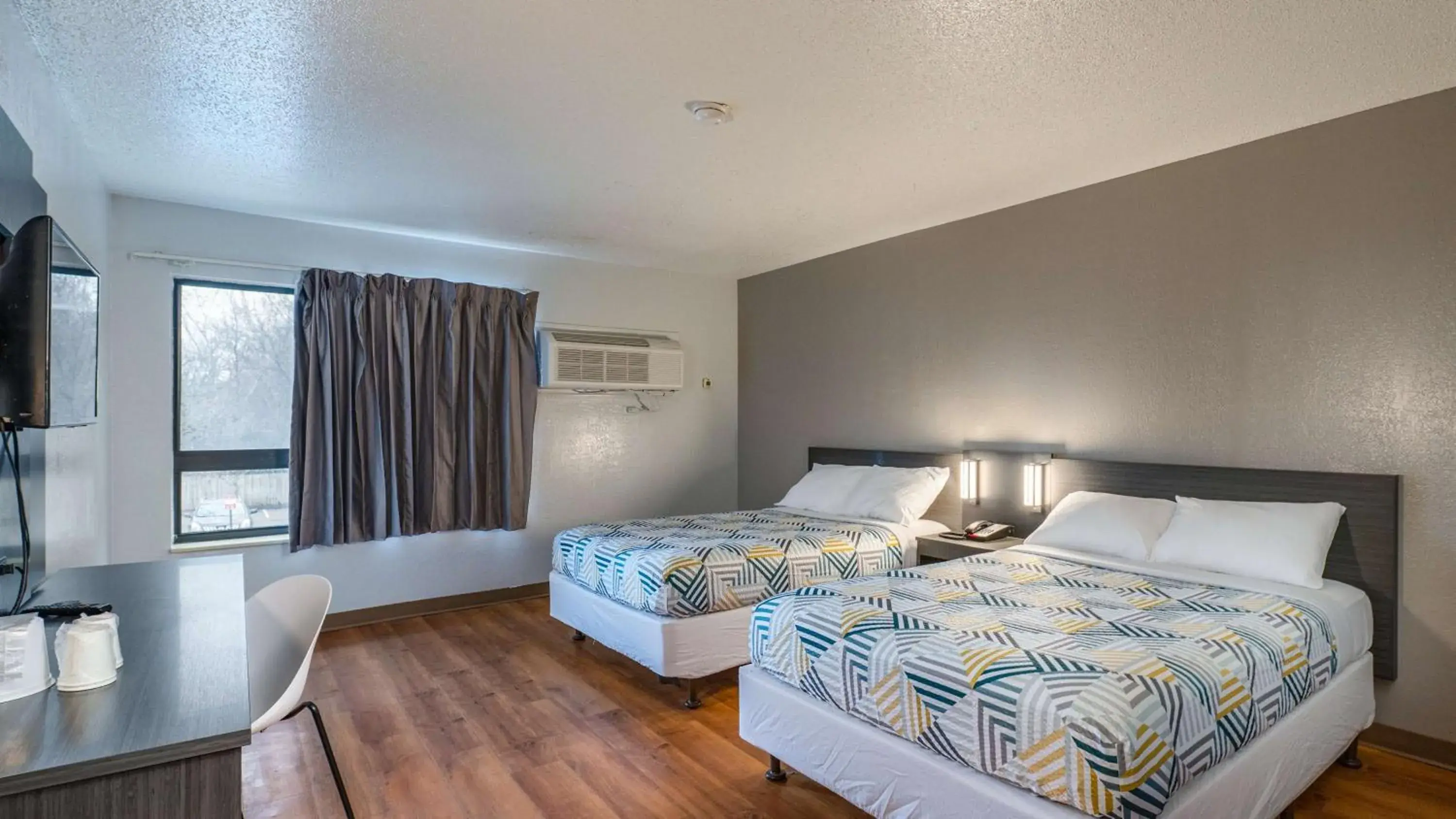 Deluxe Quadruple Room in Motel 6-Branford, CT - New Haven Deluxe Quadruple Room in Motel 6-Branford, CT - New Haven