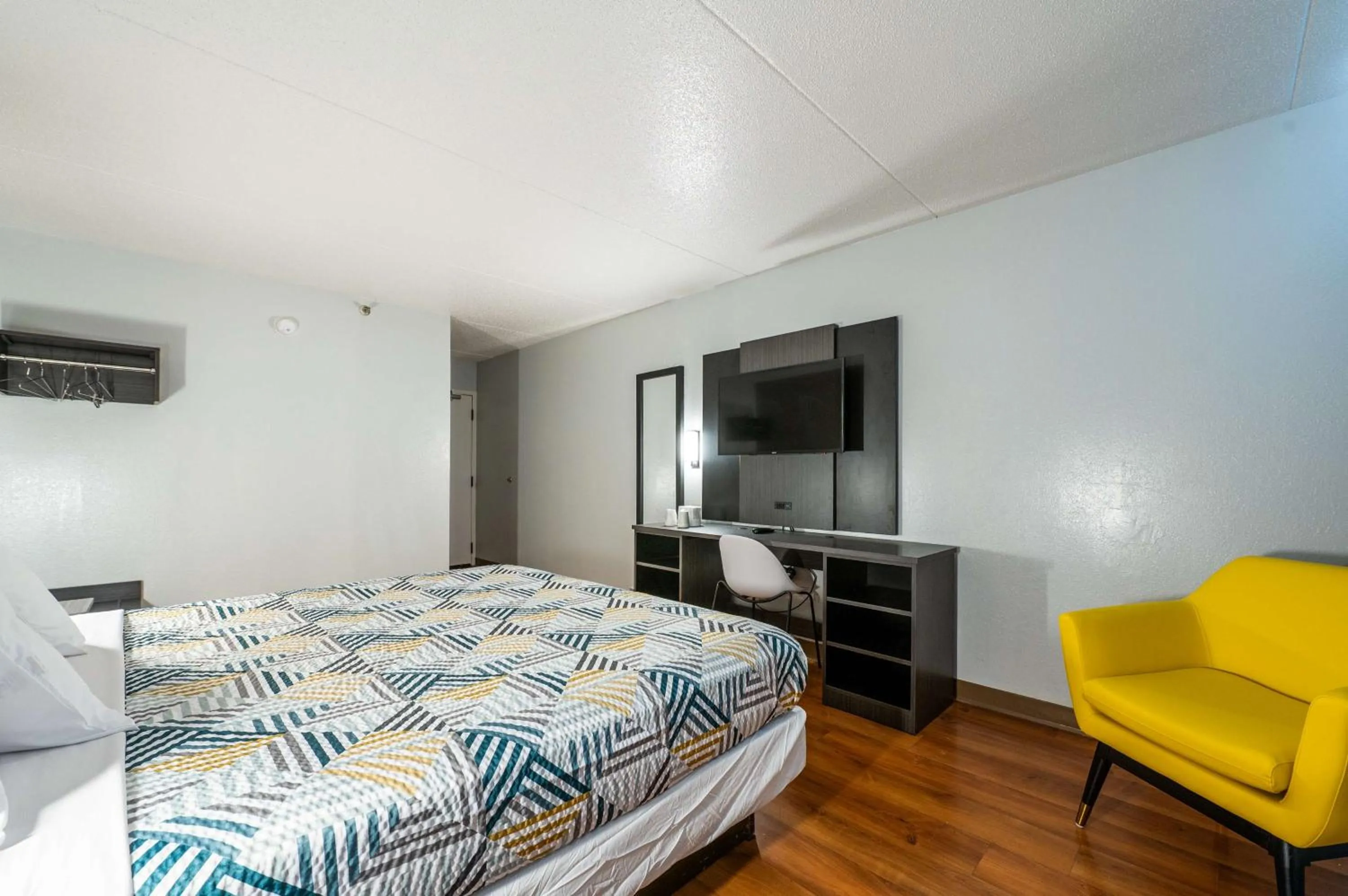 Bedroom, Bed in Motel 6-Branford, CT - New Haven