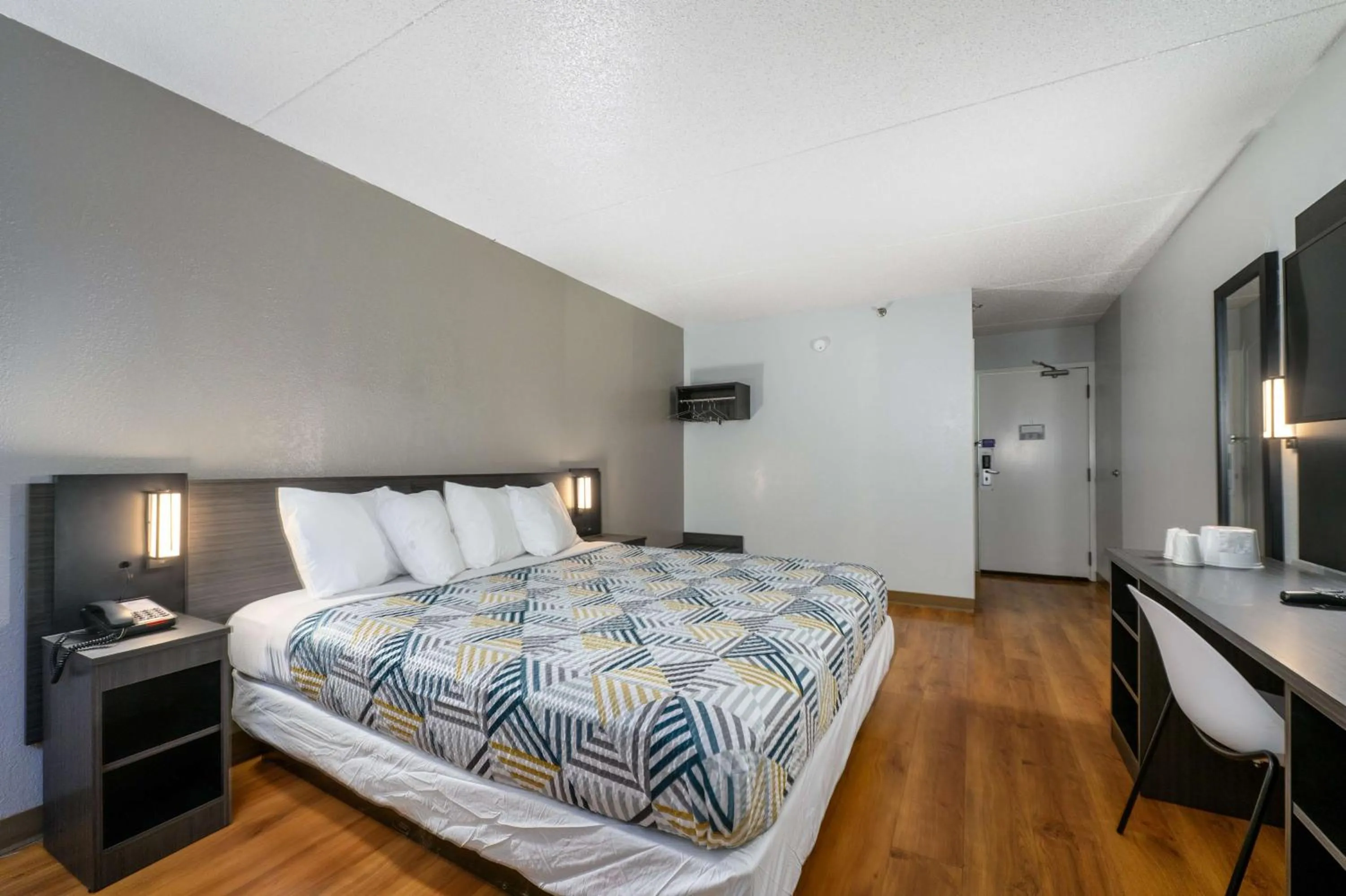 Bedroom, Bed in Motel 6-Branford, CT - New Haven