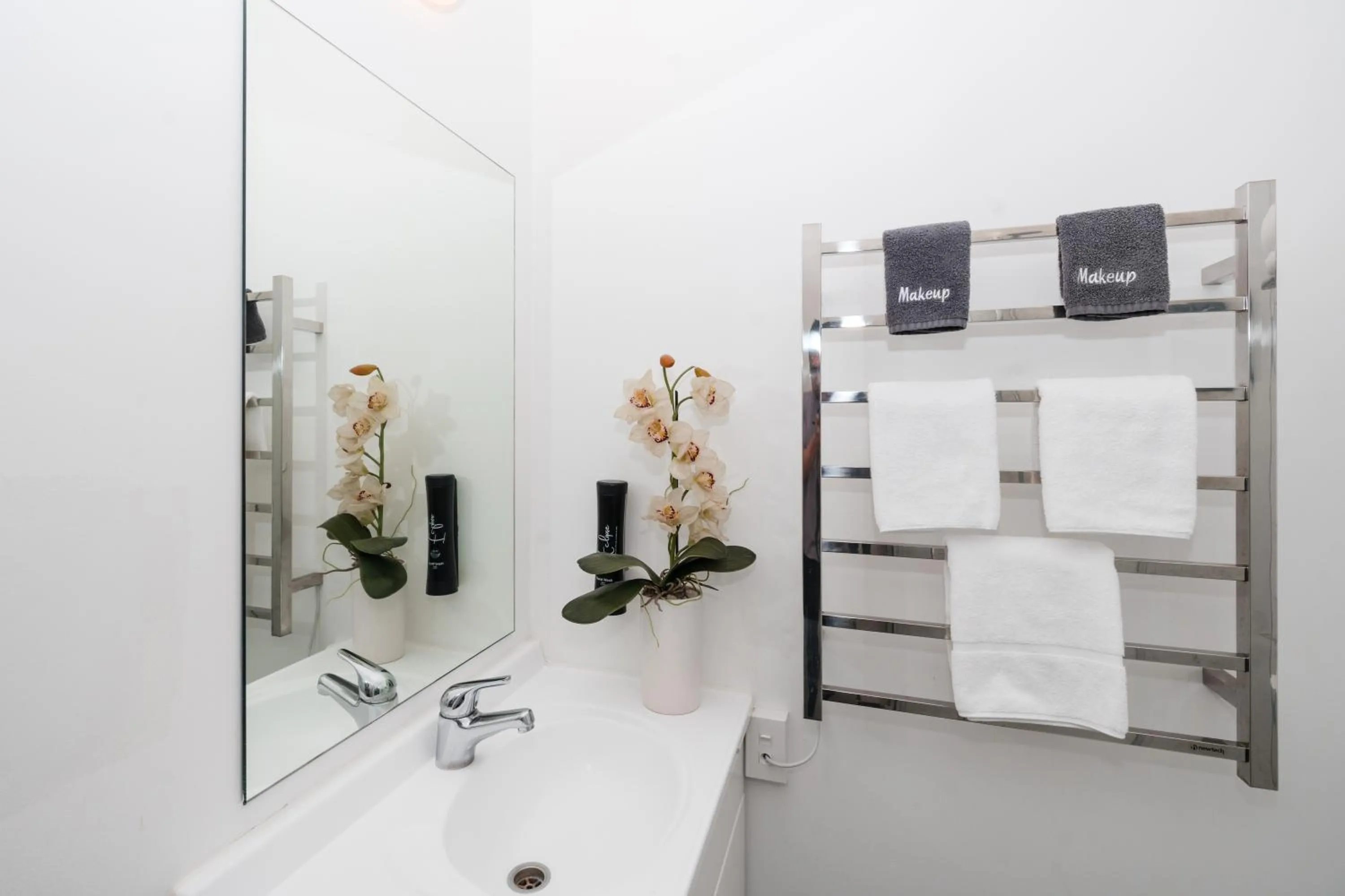 Bathroom in Gilmer Apartment Hotel