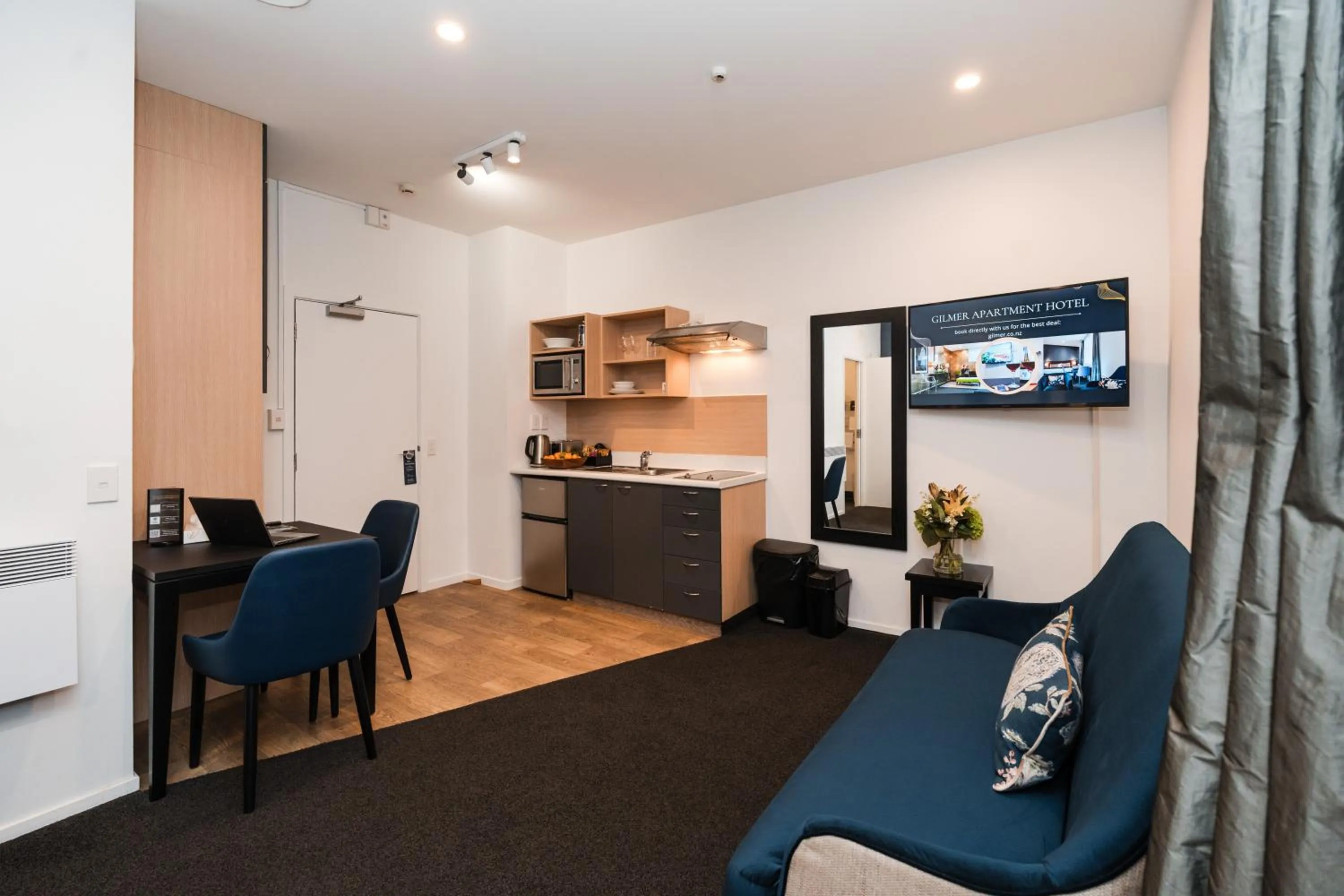 TV and multimedia in Gilmer Apartment Hotel