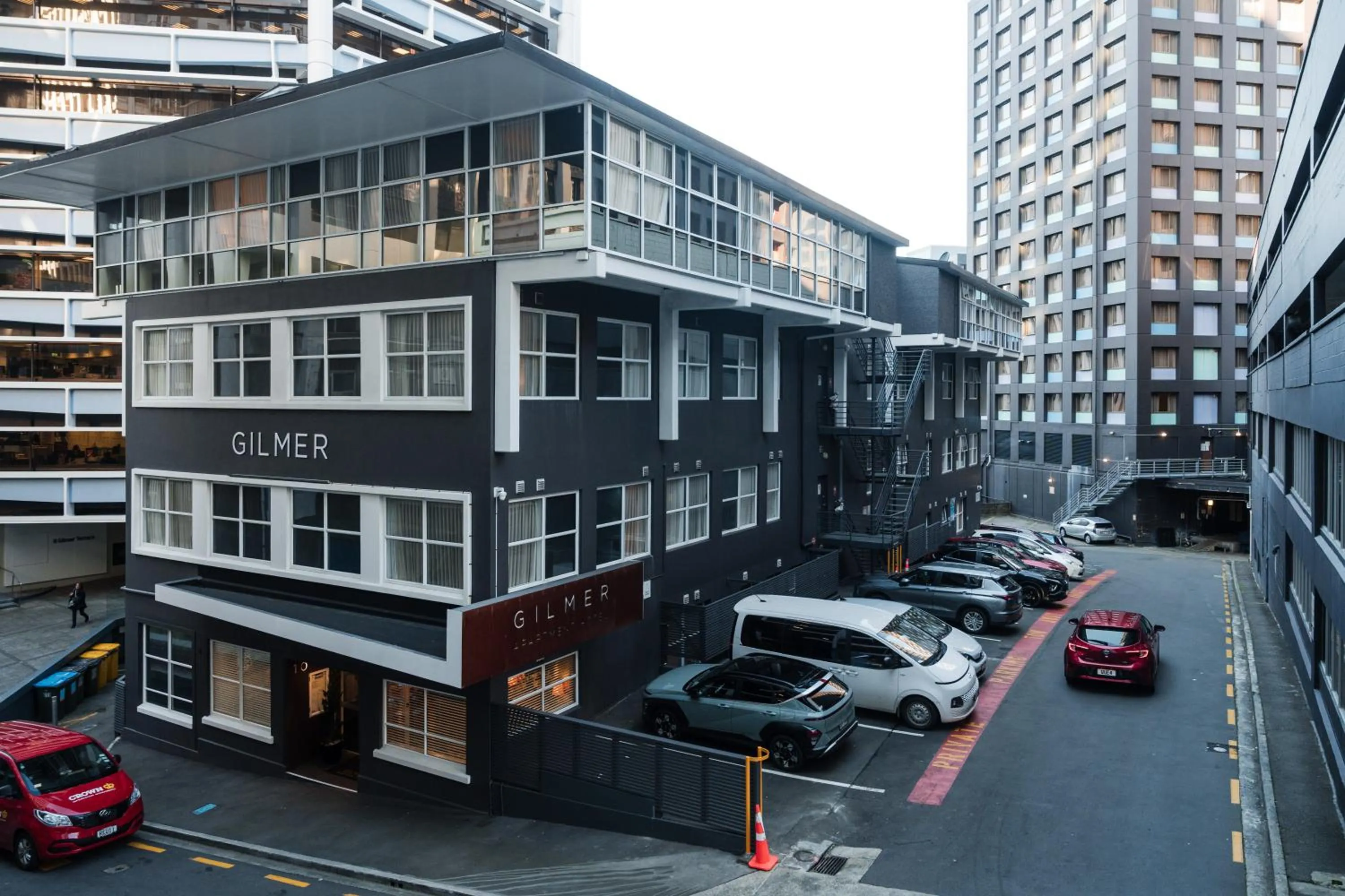 Parking in Gilmer Apartment Hotel