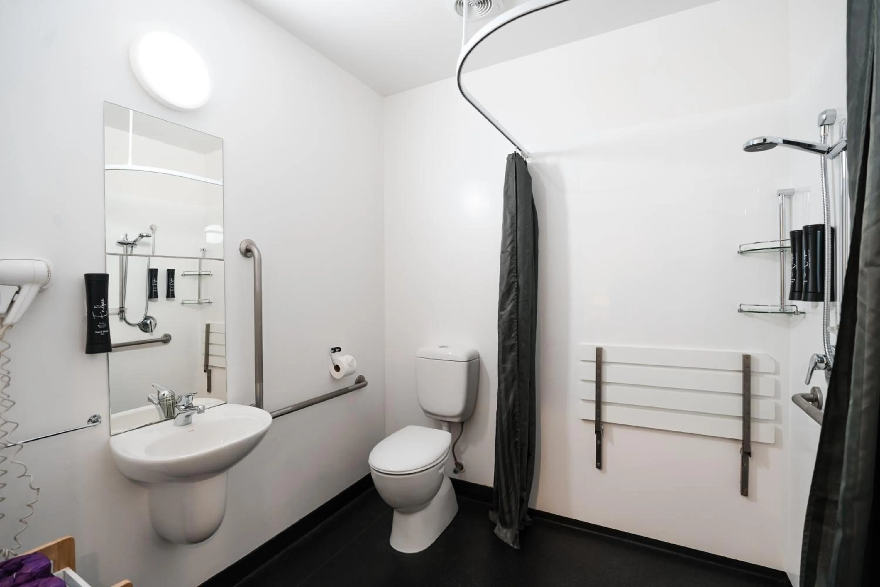 Toilet in Gilmer Apartment Hotel