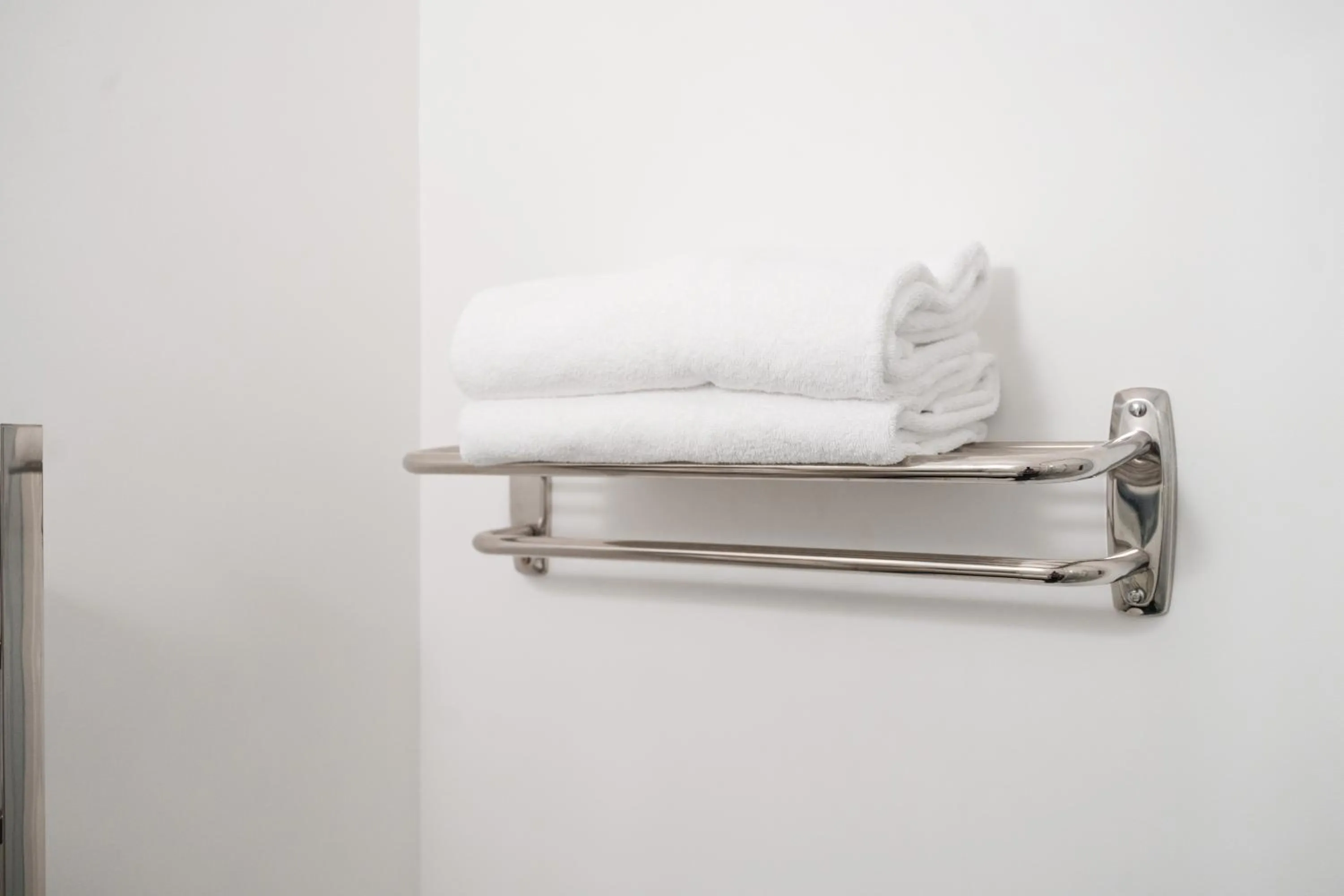 towels, Bed in Gilmer Apartment Hotel