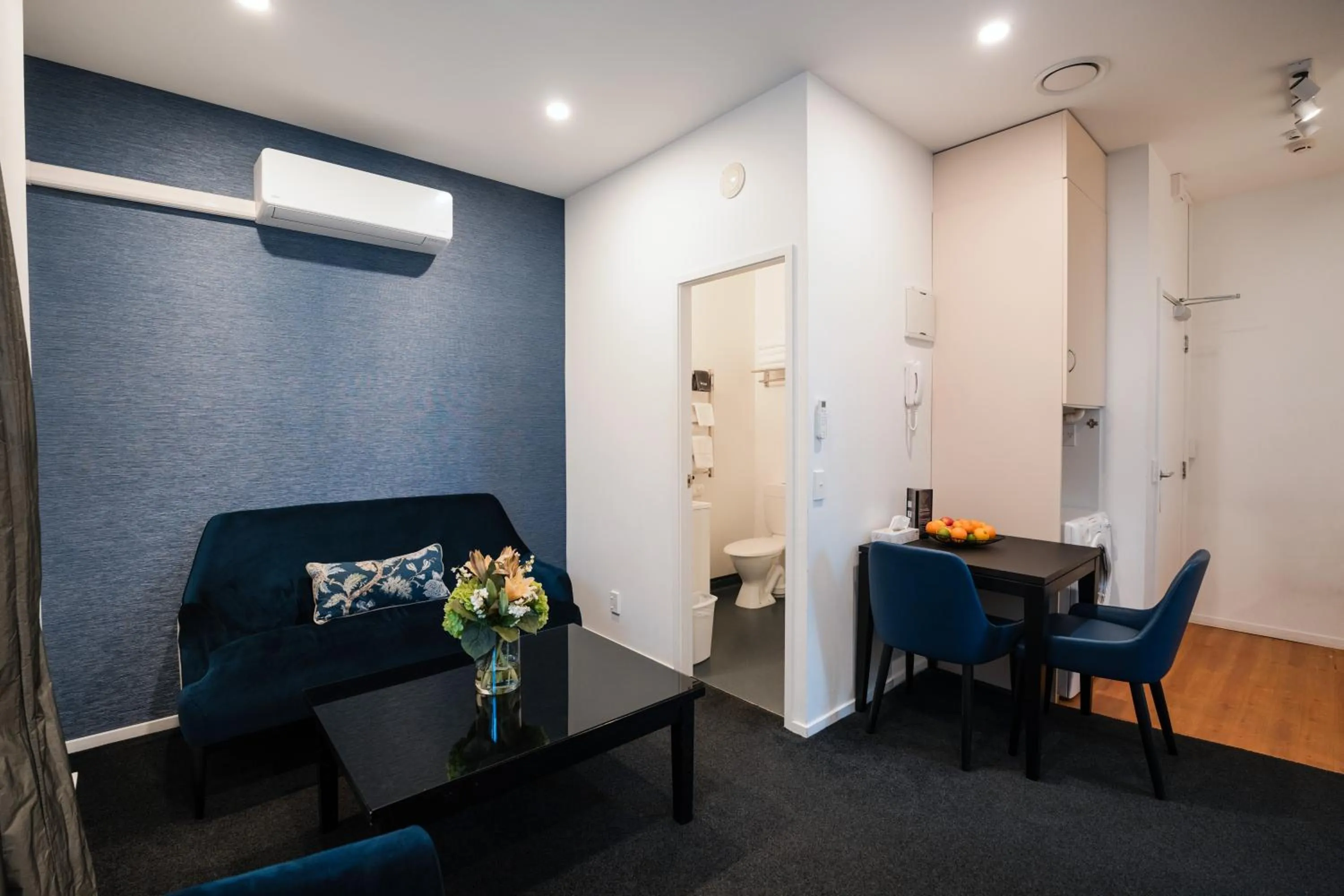 Living room in Gilmer Apartment Hotel