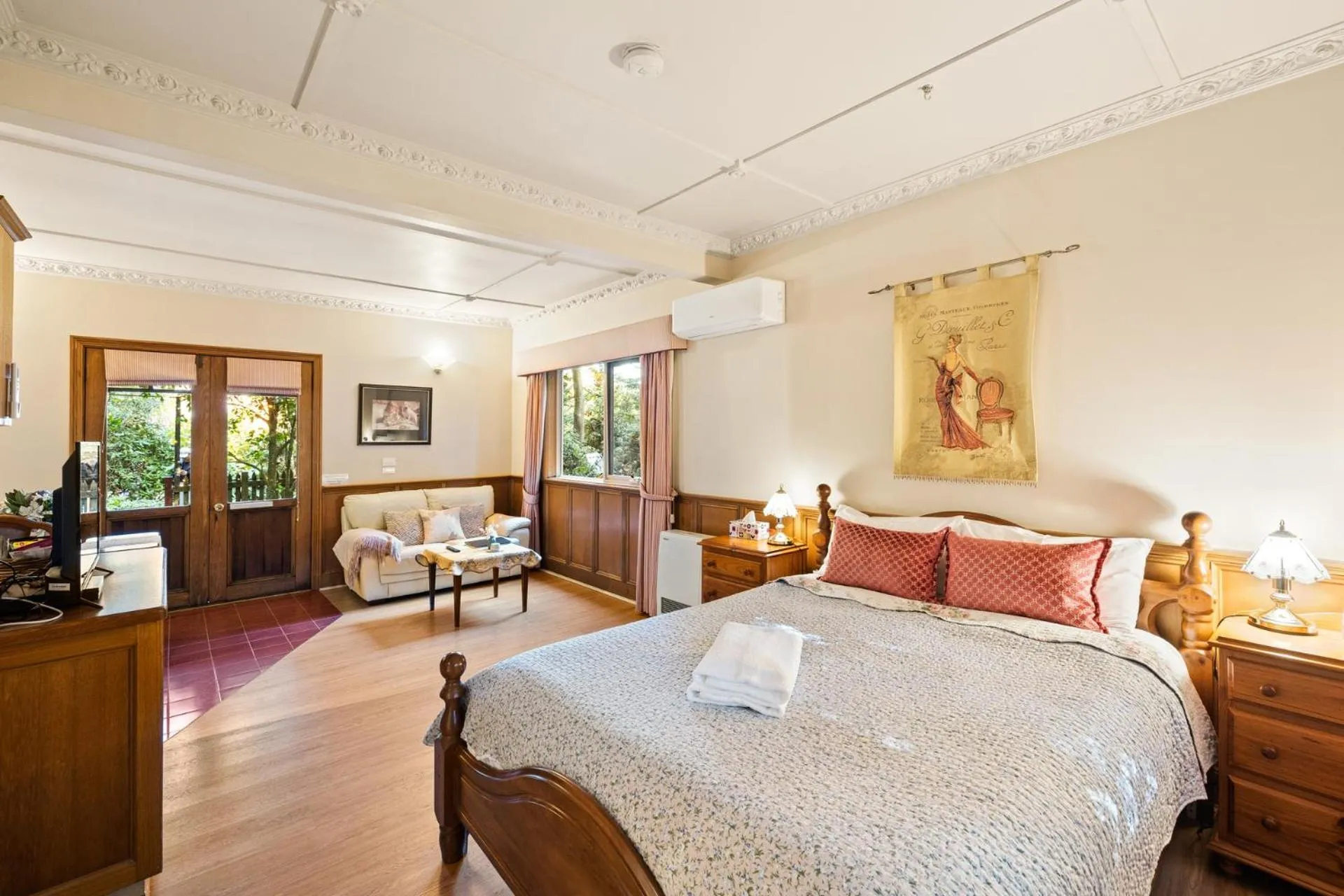 Bed in Arnica Views Summit Retreat