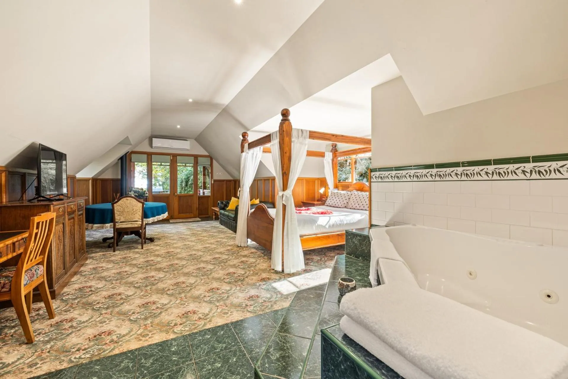 Bed in Arnica Views Summit Retreat