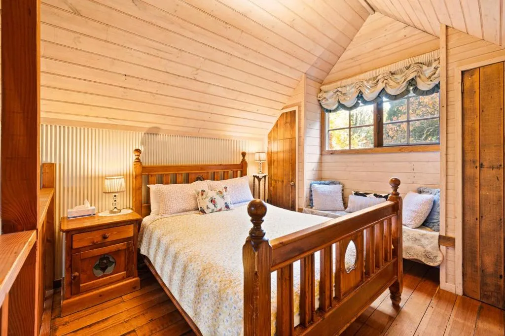 Bed in Arnica Views Summit Retreat