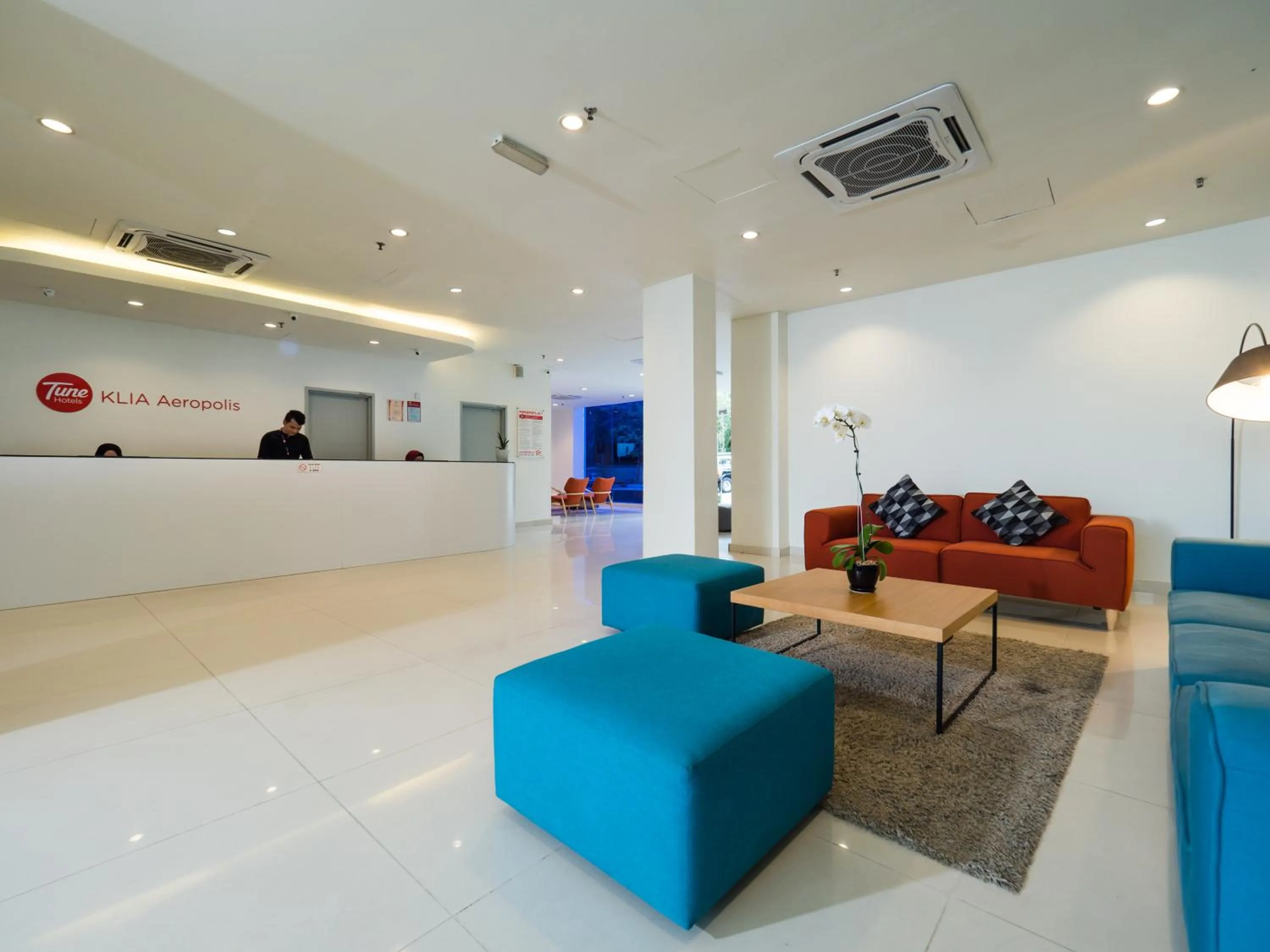 Communal lounge/ TV room in Tune Hotel KLIA Aeropolis (Airport Hotel)