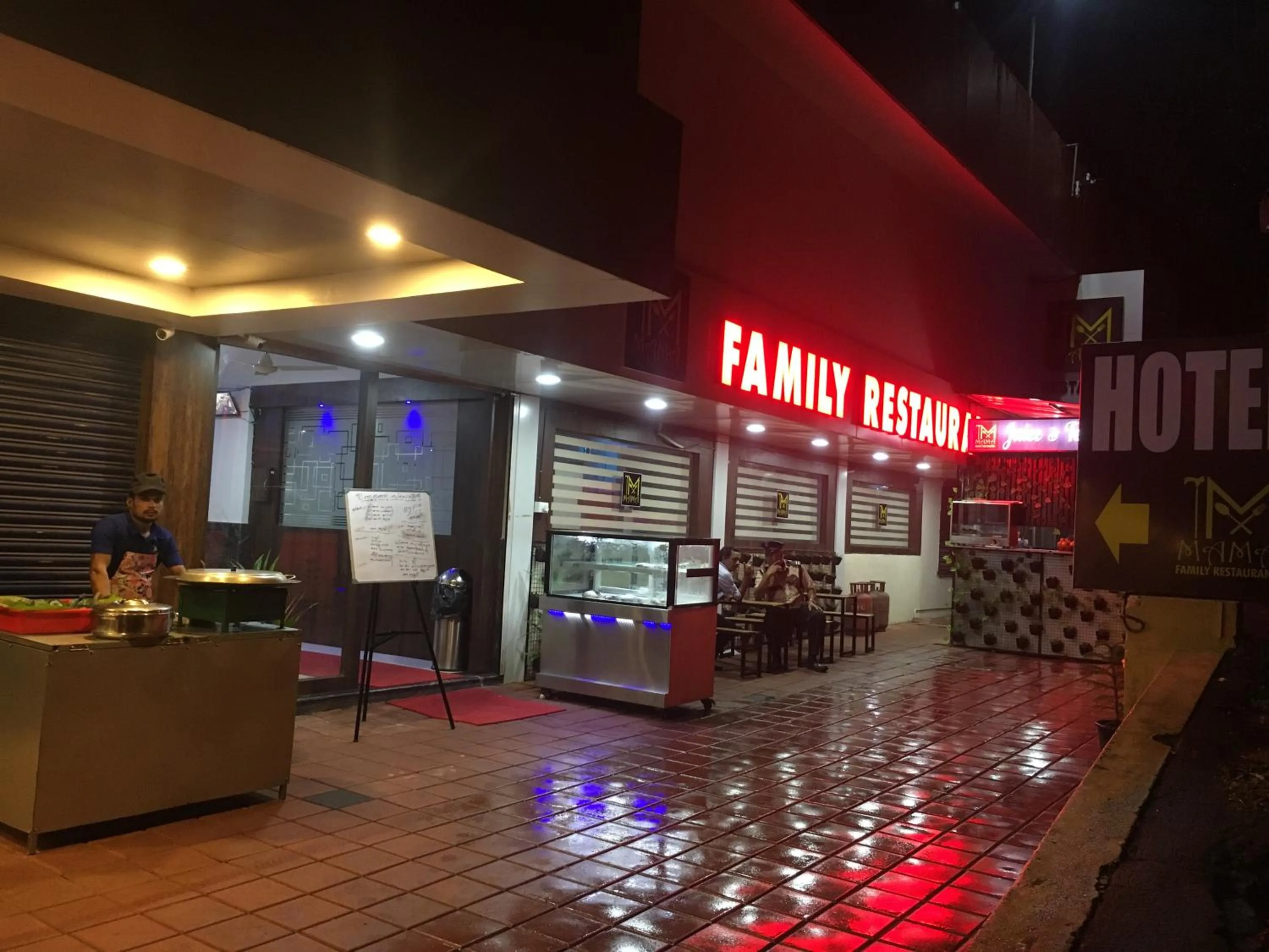 Restaurant/places to eat in Kalluvalappil Holiday Inn