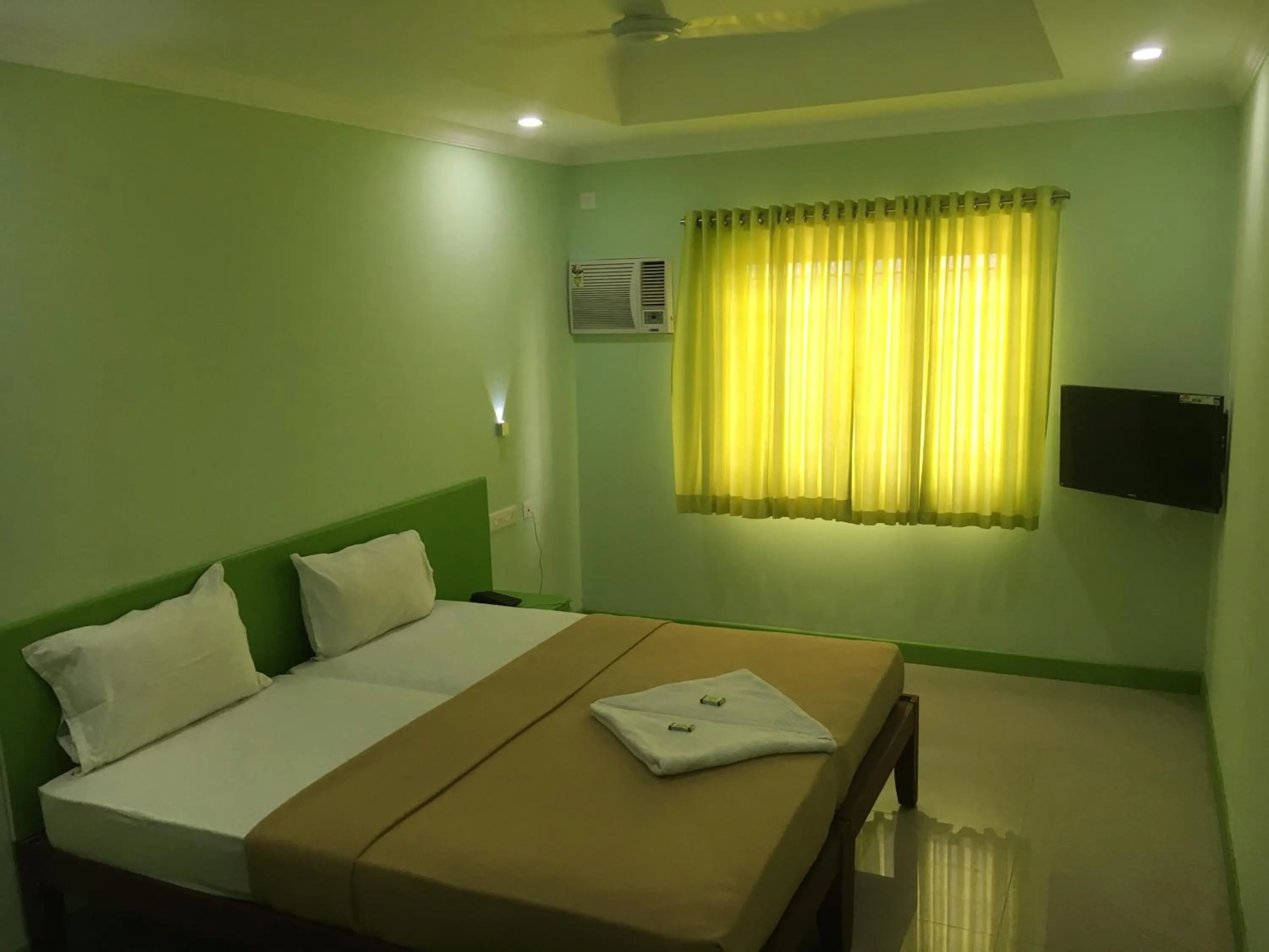 Bed in Kalluvalappil Holiday Inn