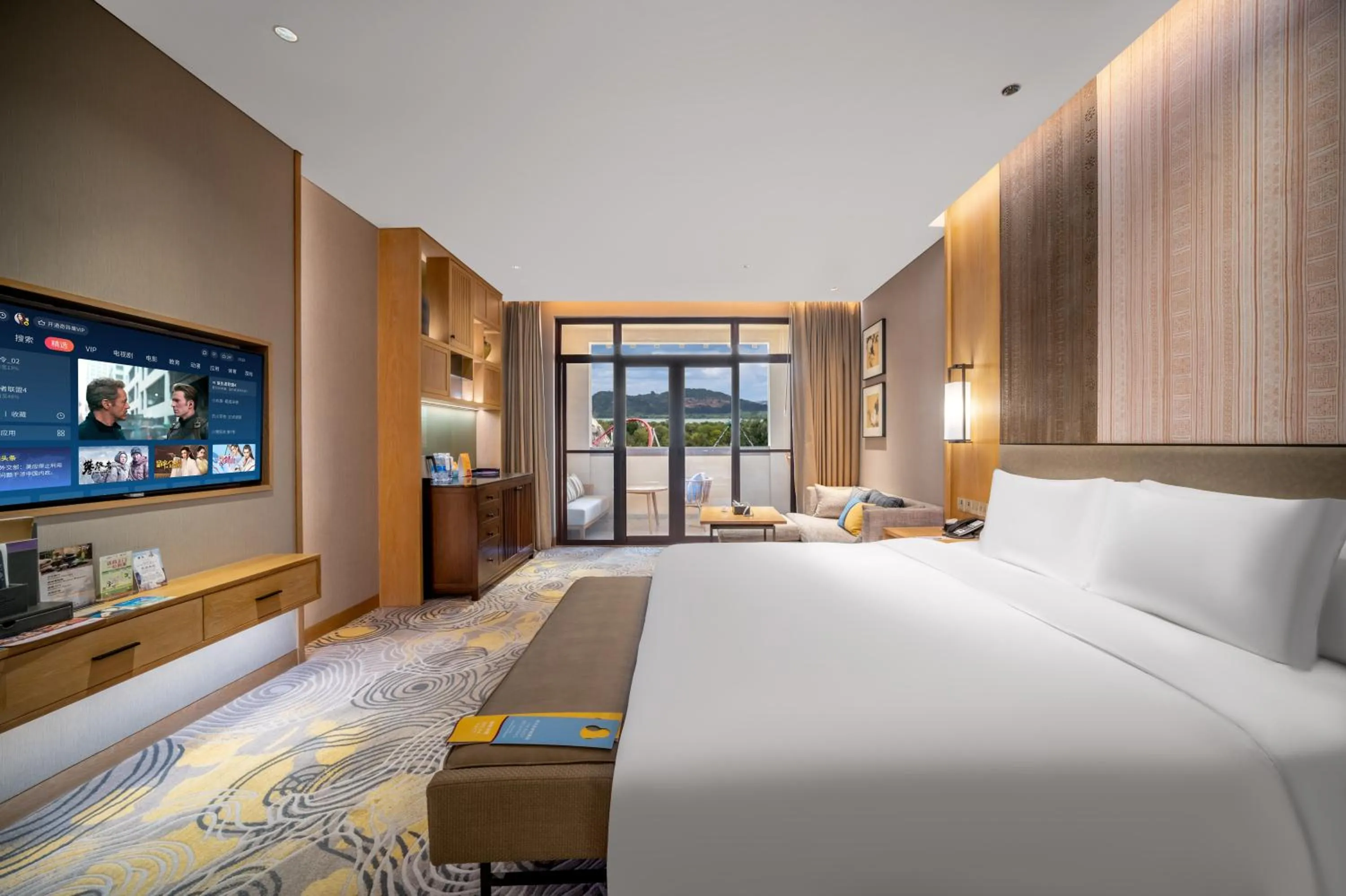 Bedroom, Bed in Crowne Plaza - Kunming Ancient Dian Town by IHG