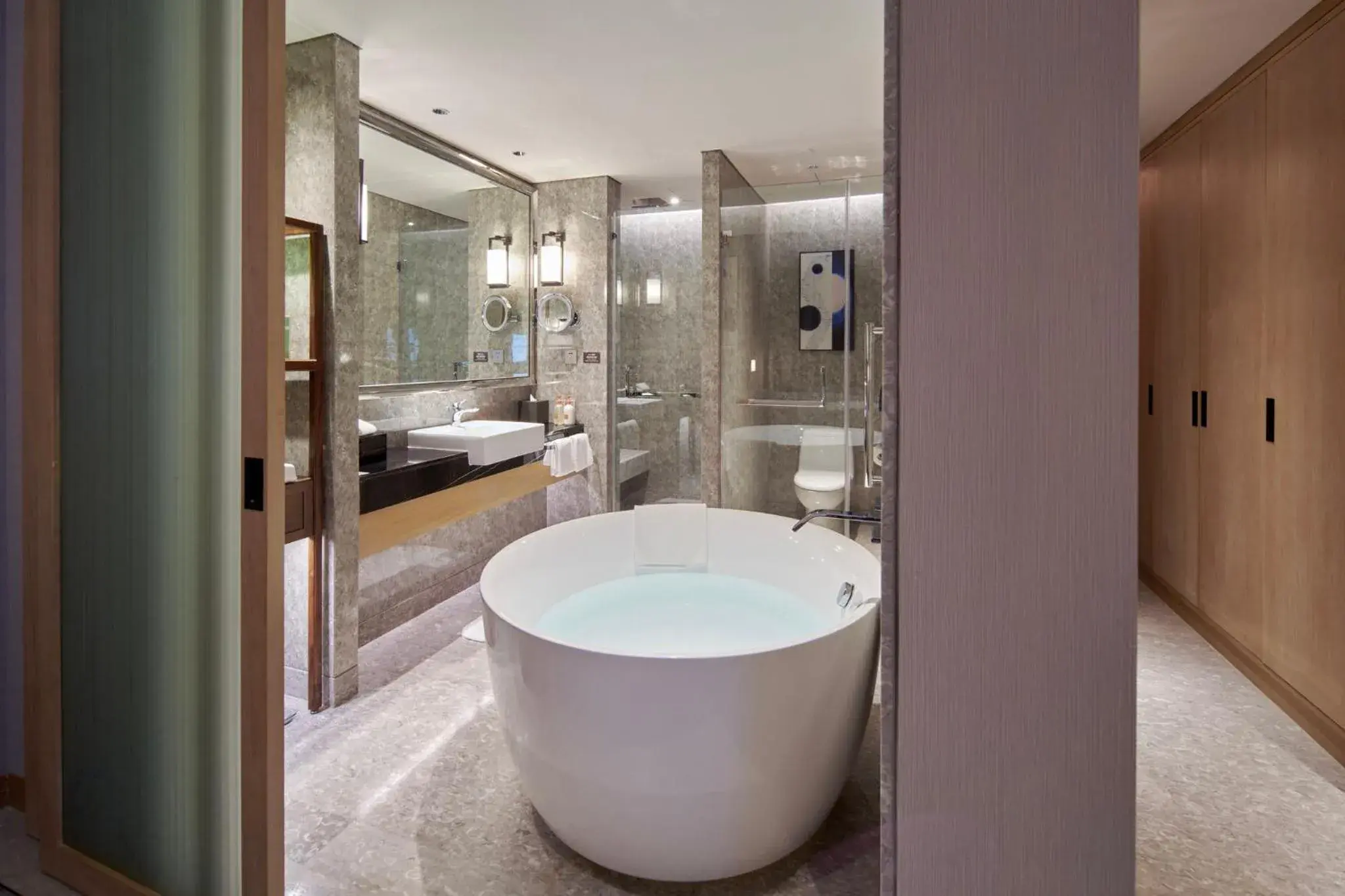 Double Room with Mobility Accessible Roll In Shower in Crowne Plaza - Kunming Ancient Dian Town by IHG Double Room with Mobility Accessible Roll In Shower in Crowne Plaza - Kunming Ancient Dian Town by IHG