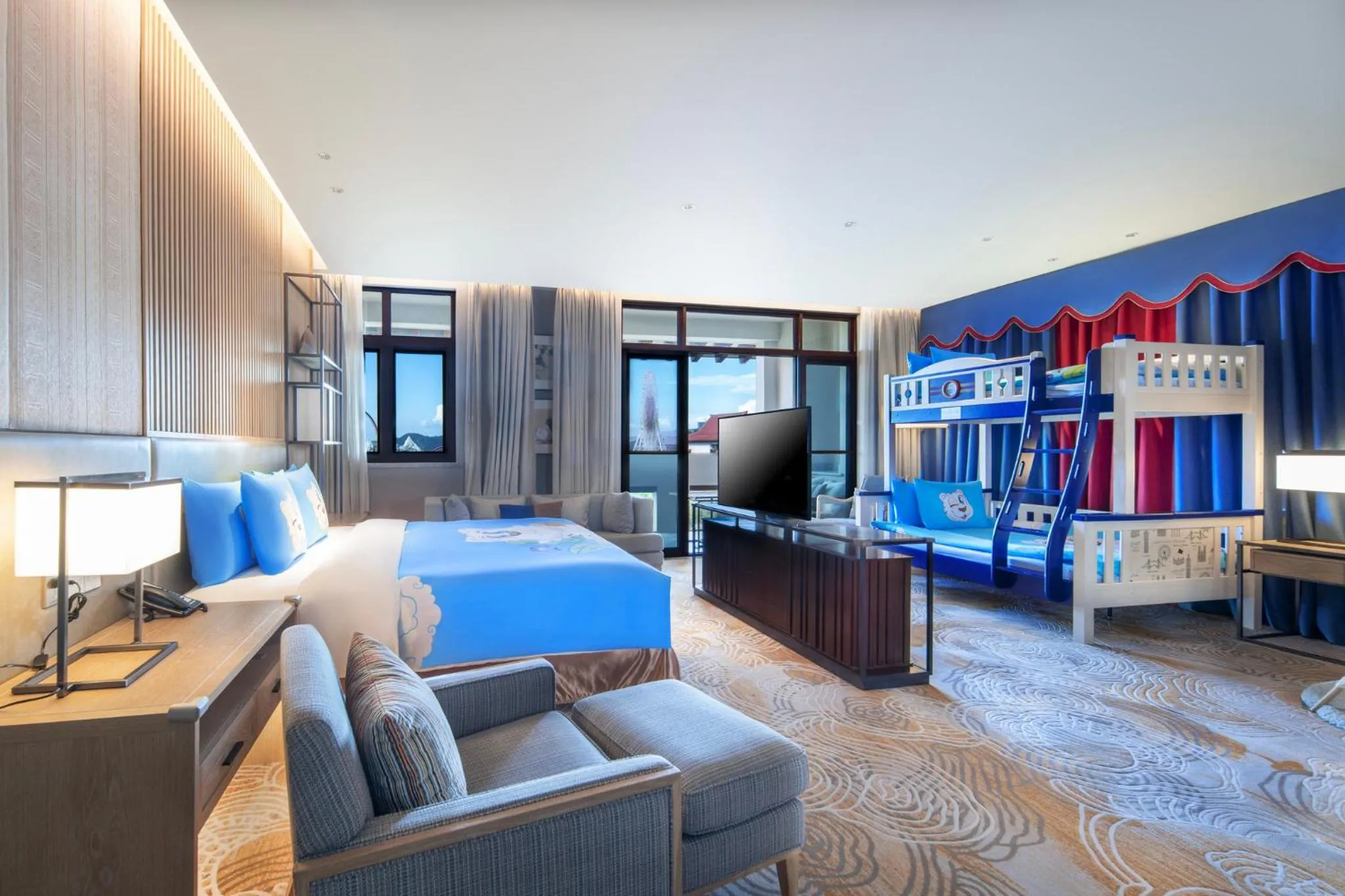 Photo of the whole room, Bed in Crowne Plaza - Kunming Ancient Dian Town by IHG