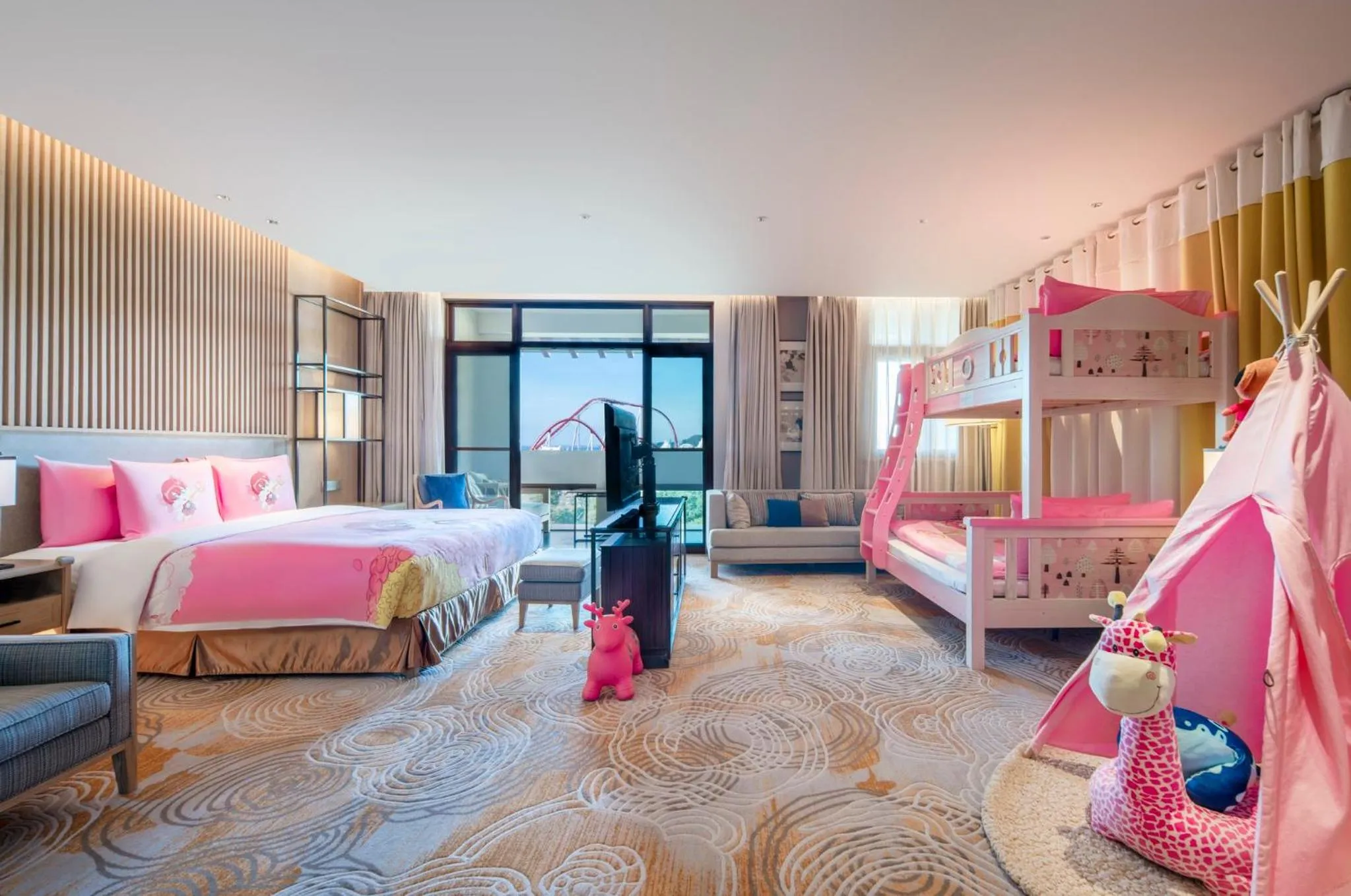 Photo of the whole room, Bed in Crowne Plaza - Kunming Ancient Dian Town by IHG