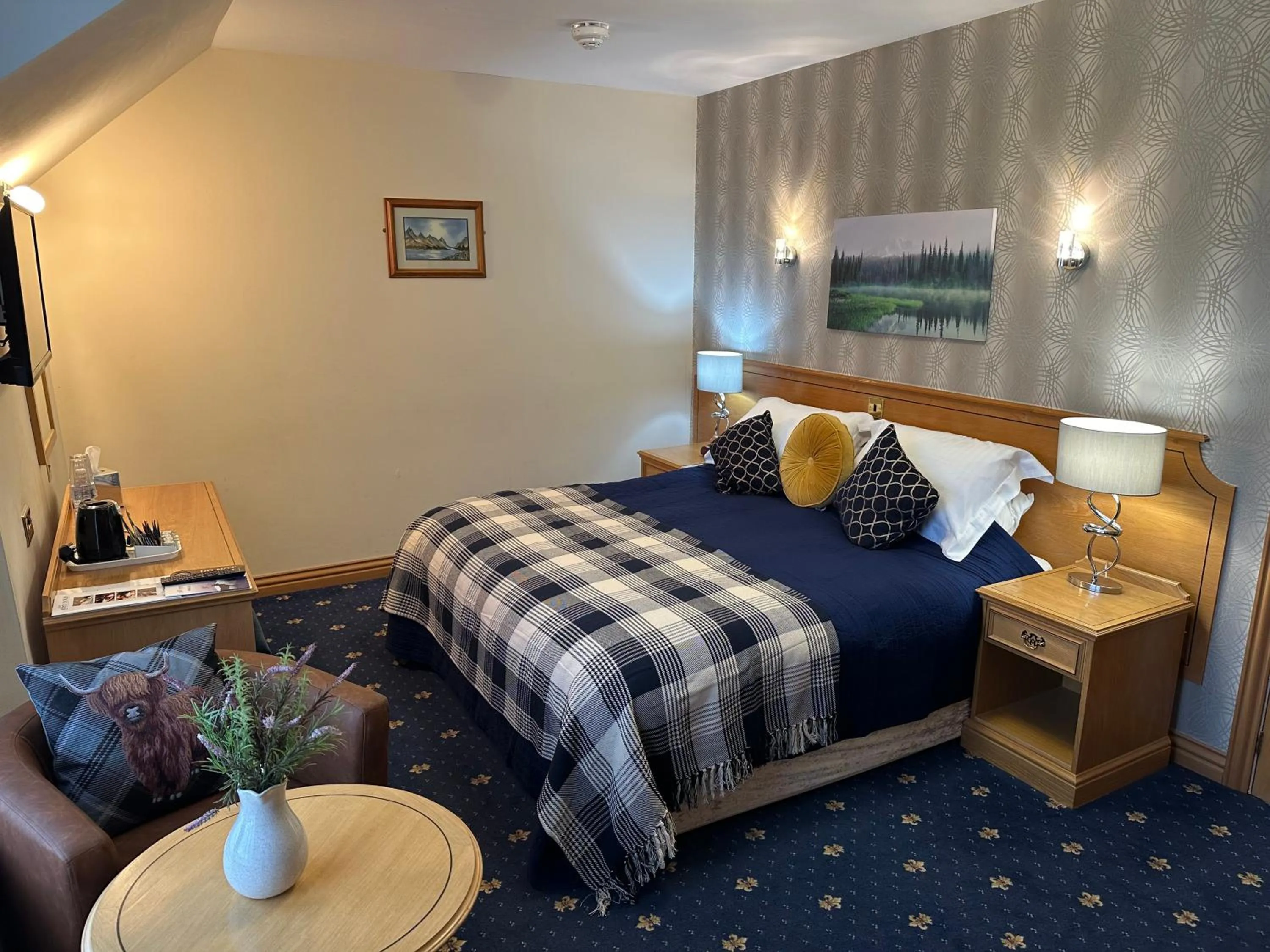 Bedroom, Bed in The Glen Hotel Newtonmore