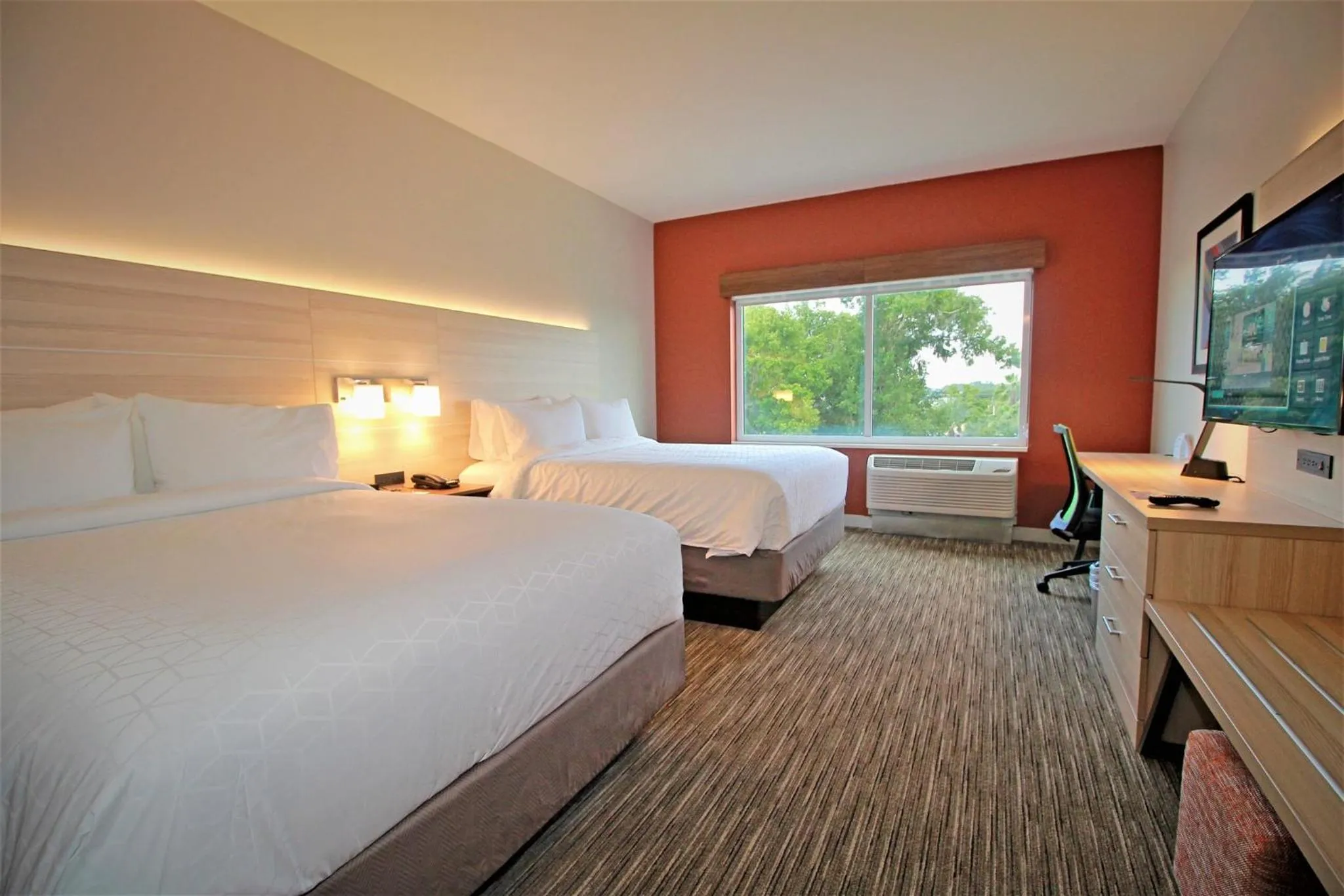Photo of the whole room, Bed in Holiday Inn Express & Suites Ocala by IHG