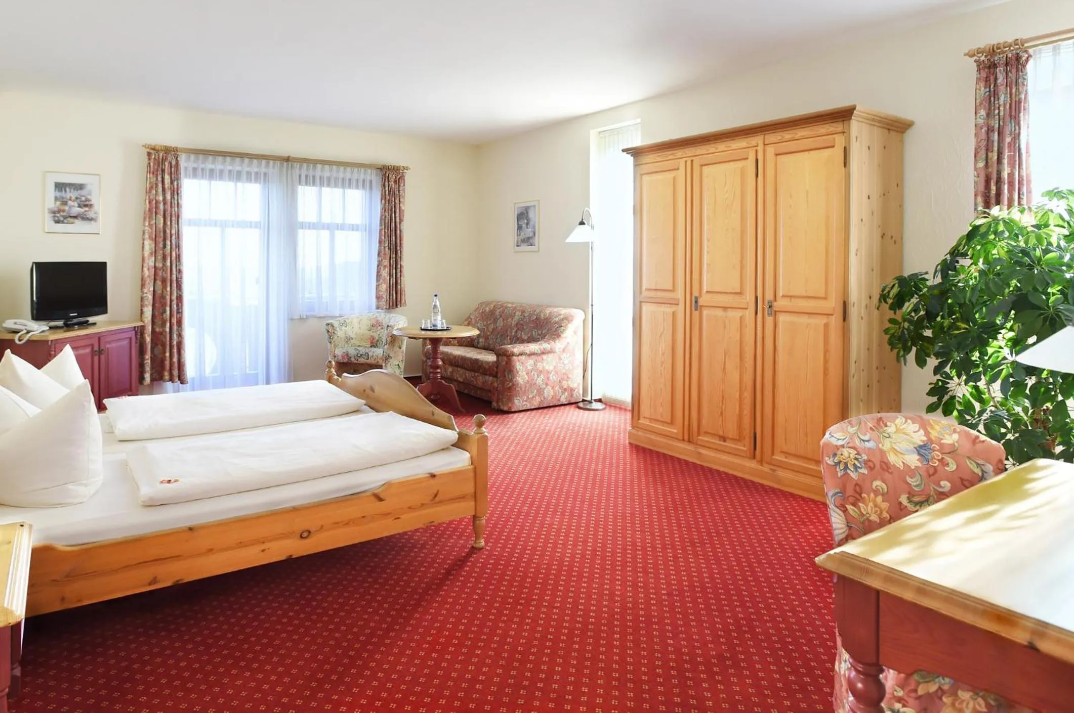 Photo of the whole room, Bed in Hotel Neue Höhe