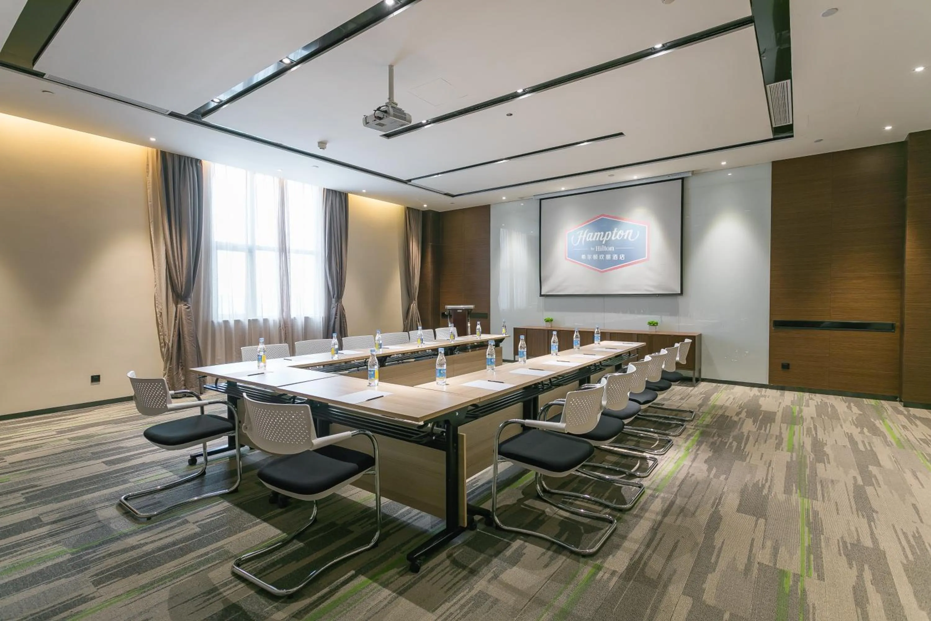Meeting/conference room in Hampton by Hilton Zhengzhou High-Tech Zone