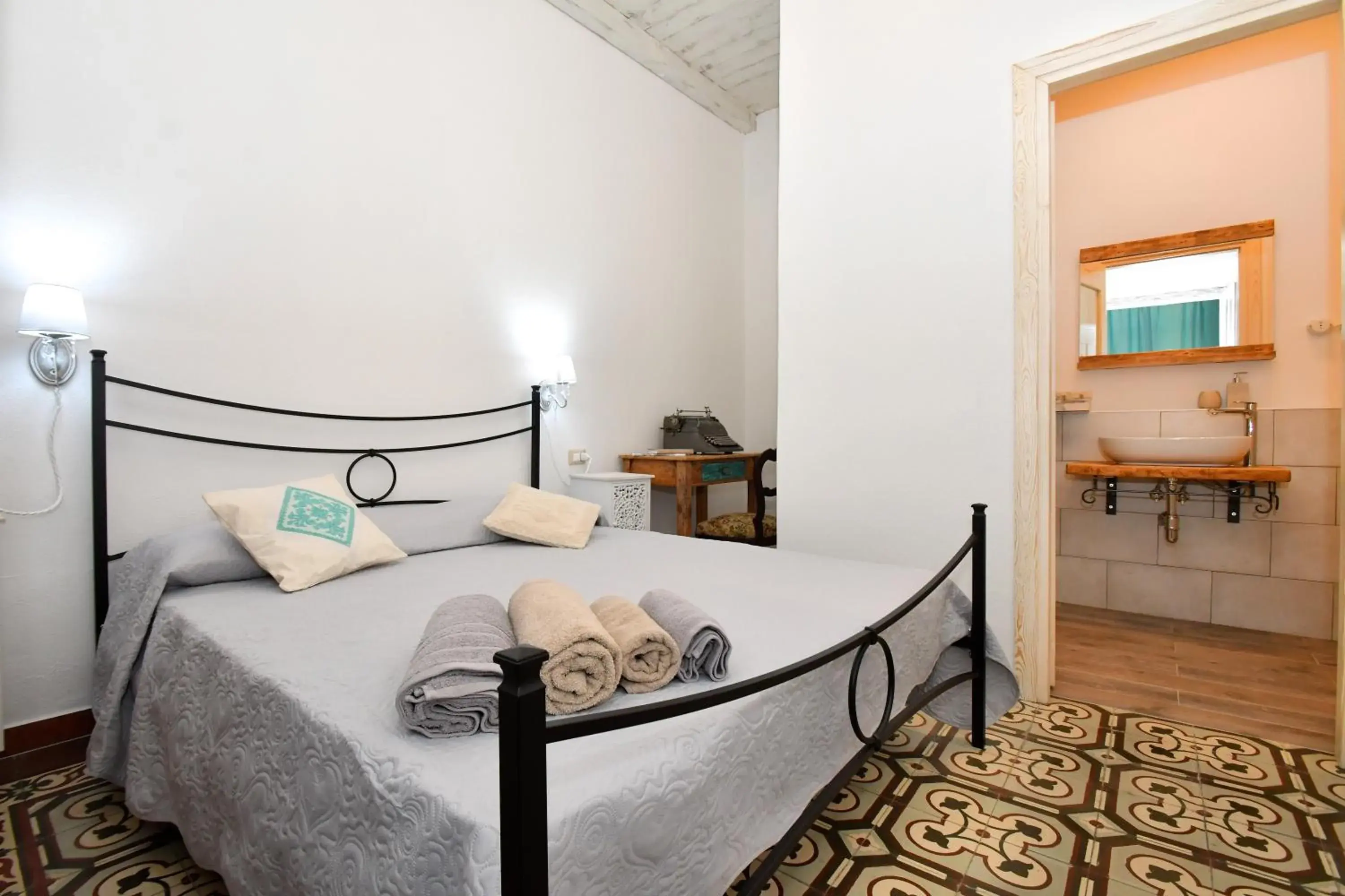 Double Room without windows and with private bathroom in B&B Sa domo de sos Massaios Double Room without windows and with private bathroom in B&B Sa domo de sos Massaios
