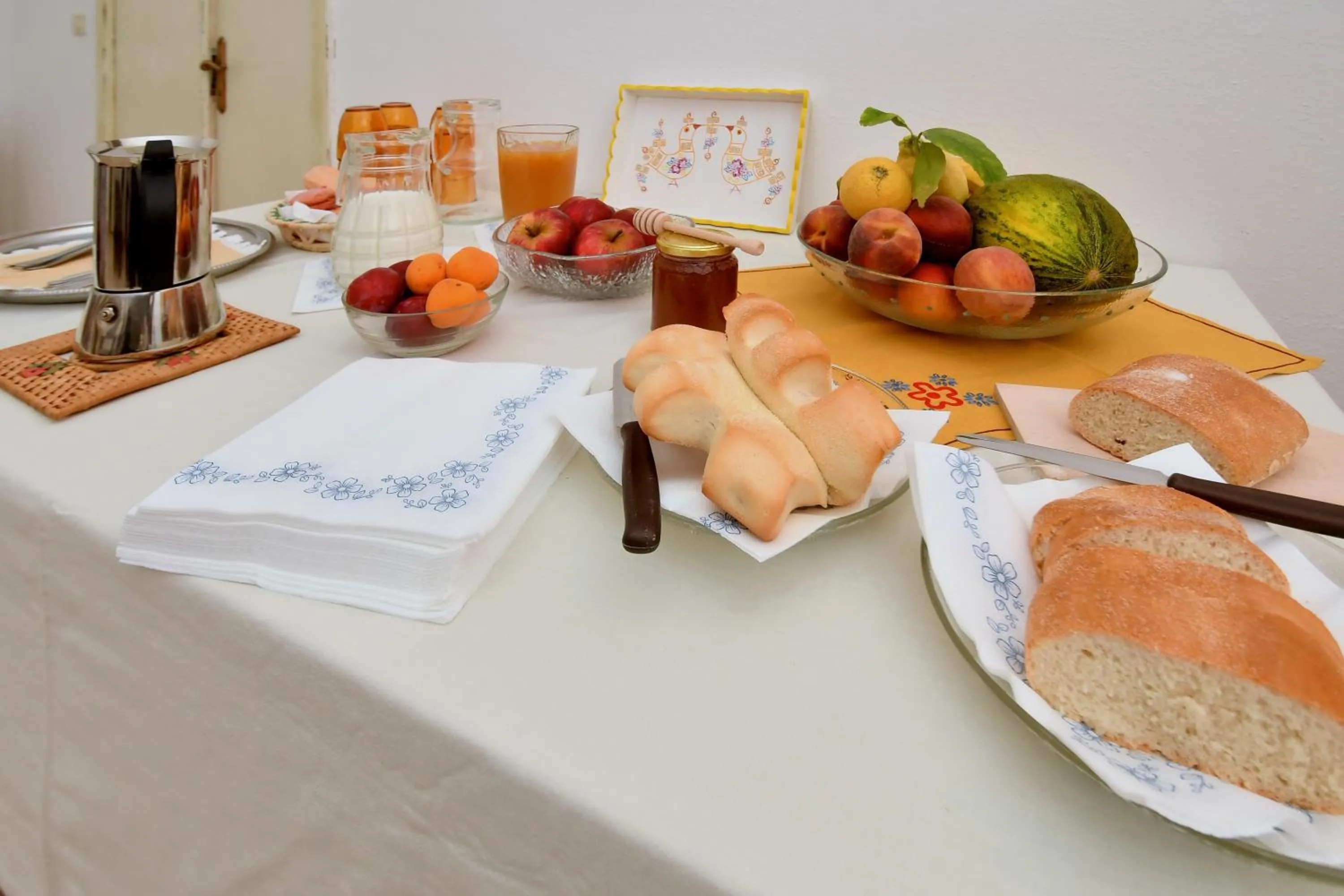 Communal lounge/ TV room in B&B Sa domo de sos Massaios