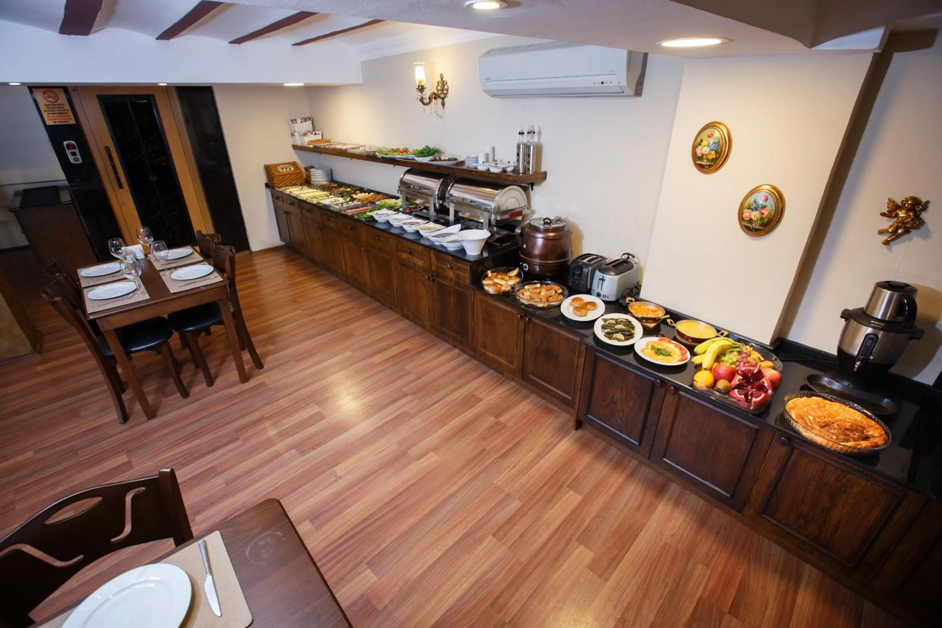 Restaurant/places to eat in Tahir Aga Konagi Hotel