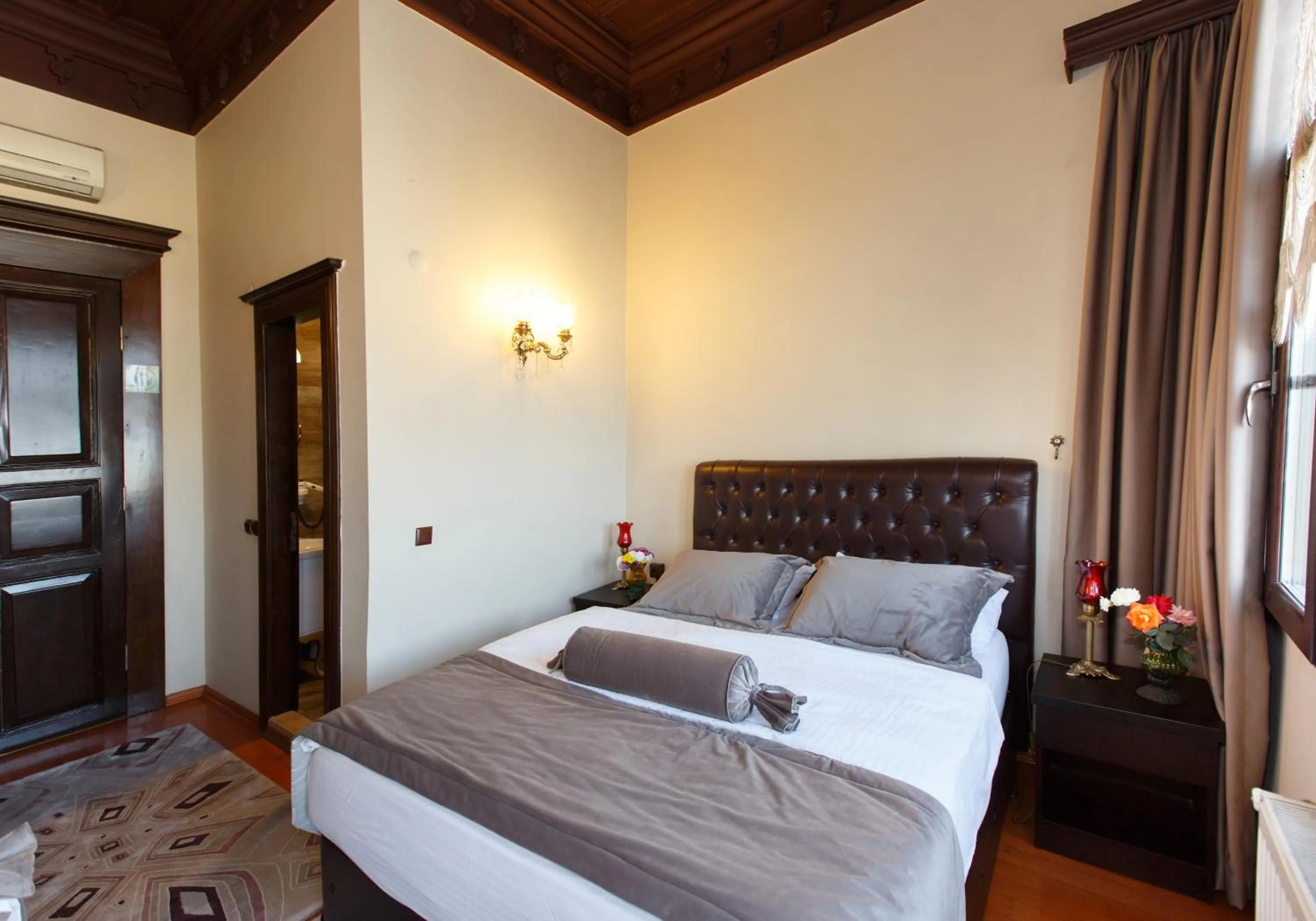 Photo of the whole room, Bed in Tahir Aga Konagi Hotel