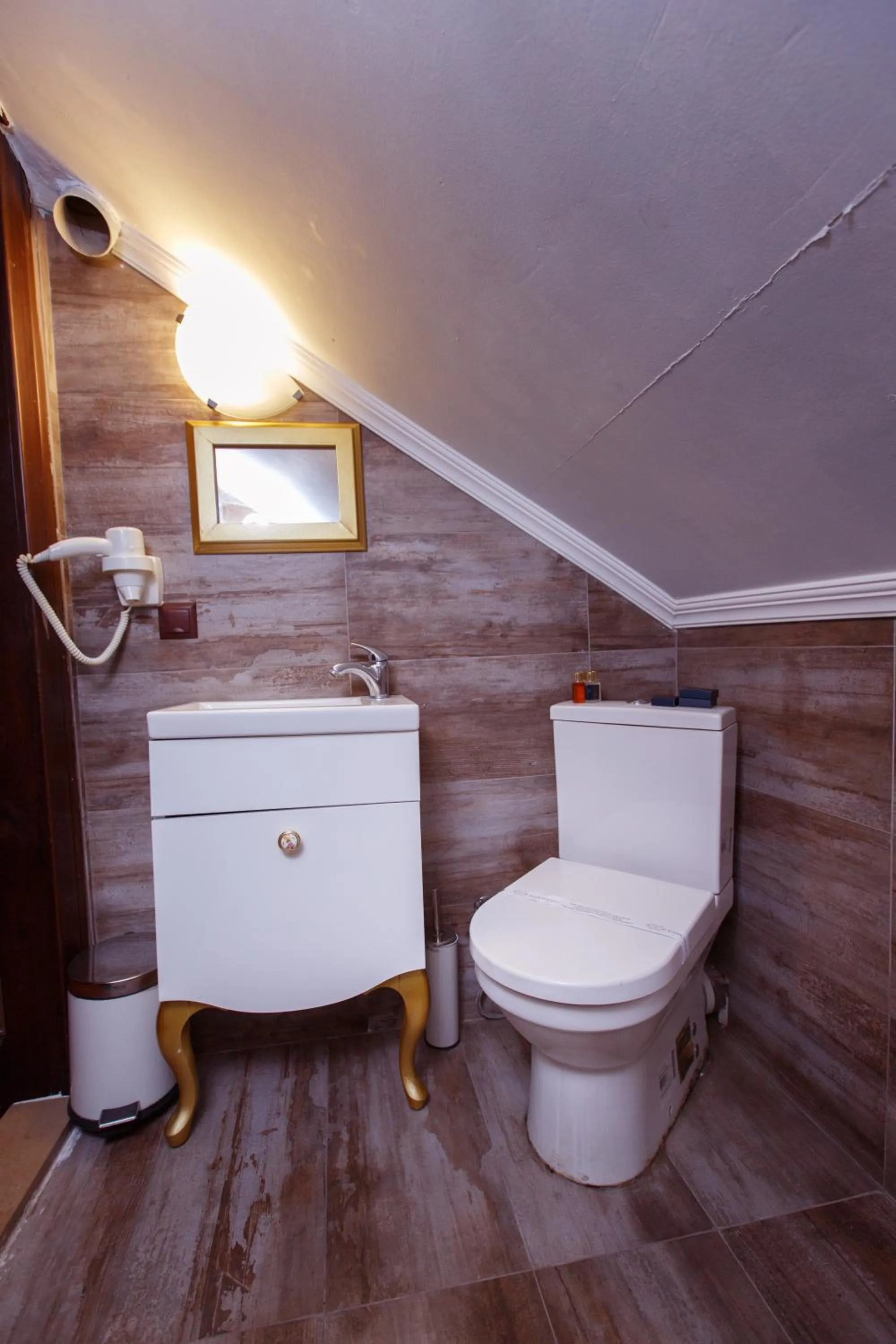 Toilet in Tahir Aga Konagi Hotel