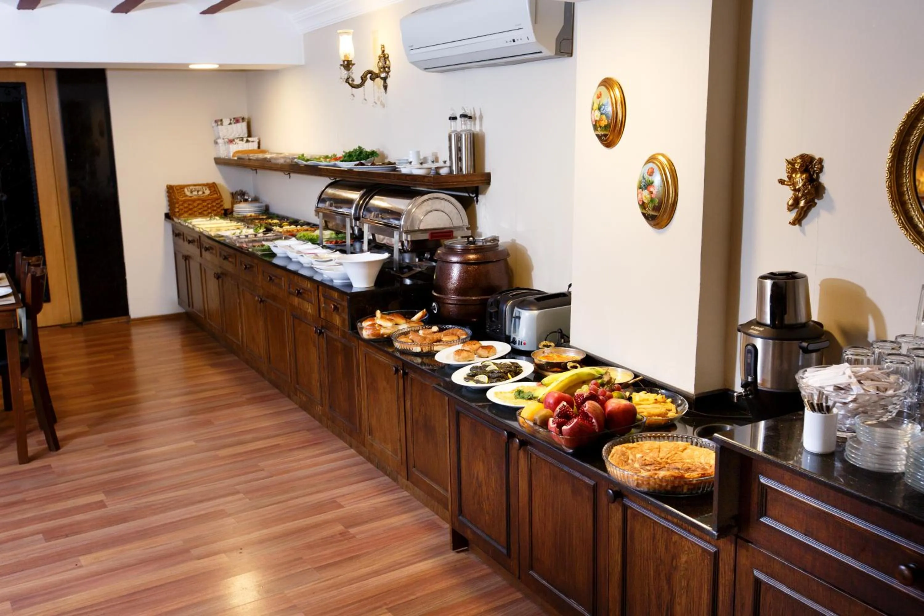 Restaurant/places to eat in Tahir Aga Konagi Hotel