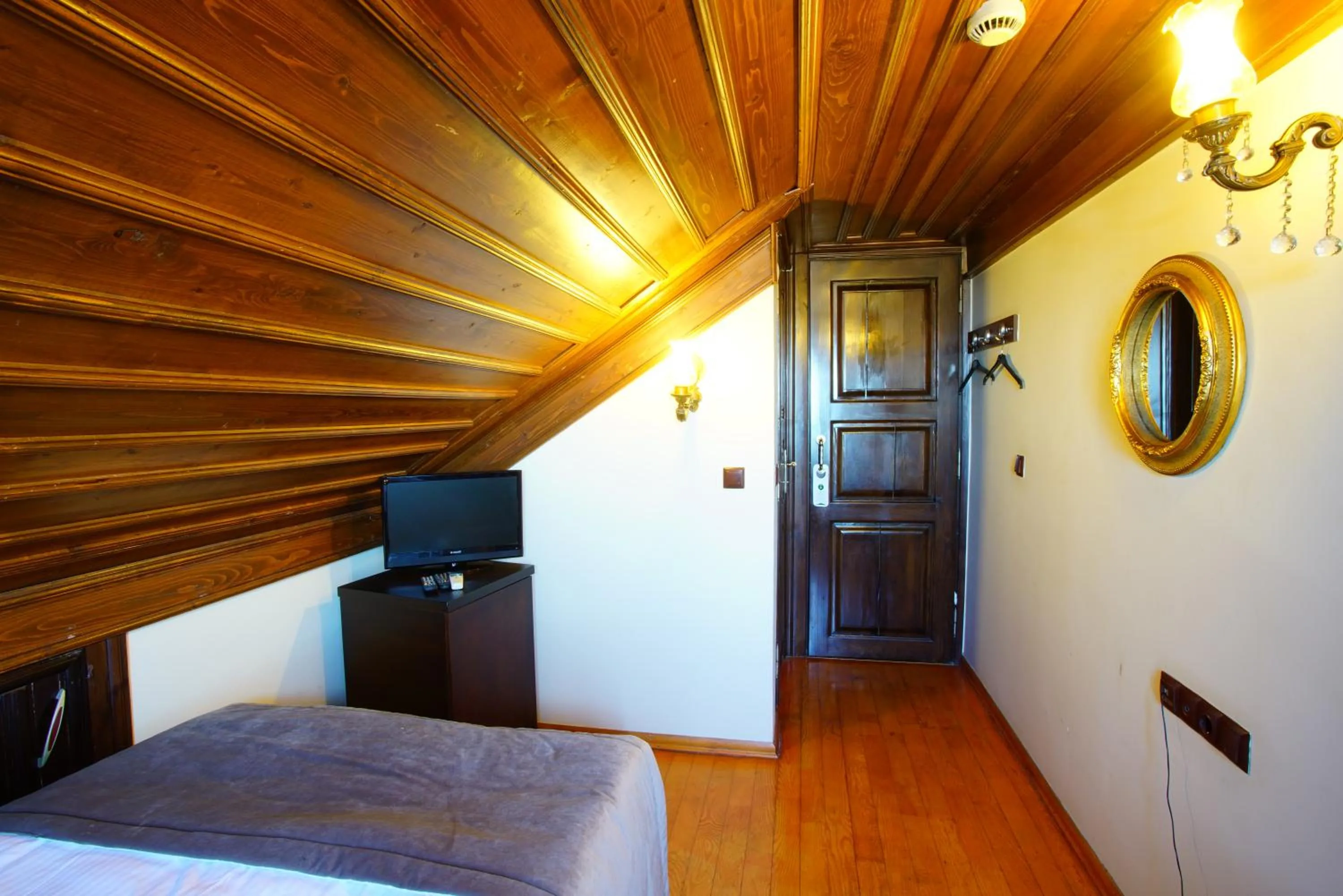 Photo of the whole room, Bed in Tahir Aga Konagi Hotel