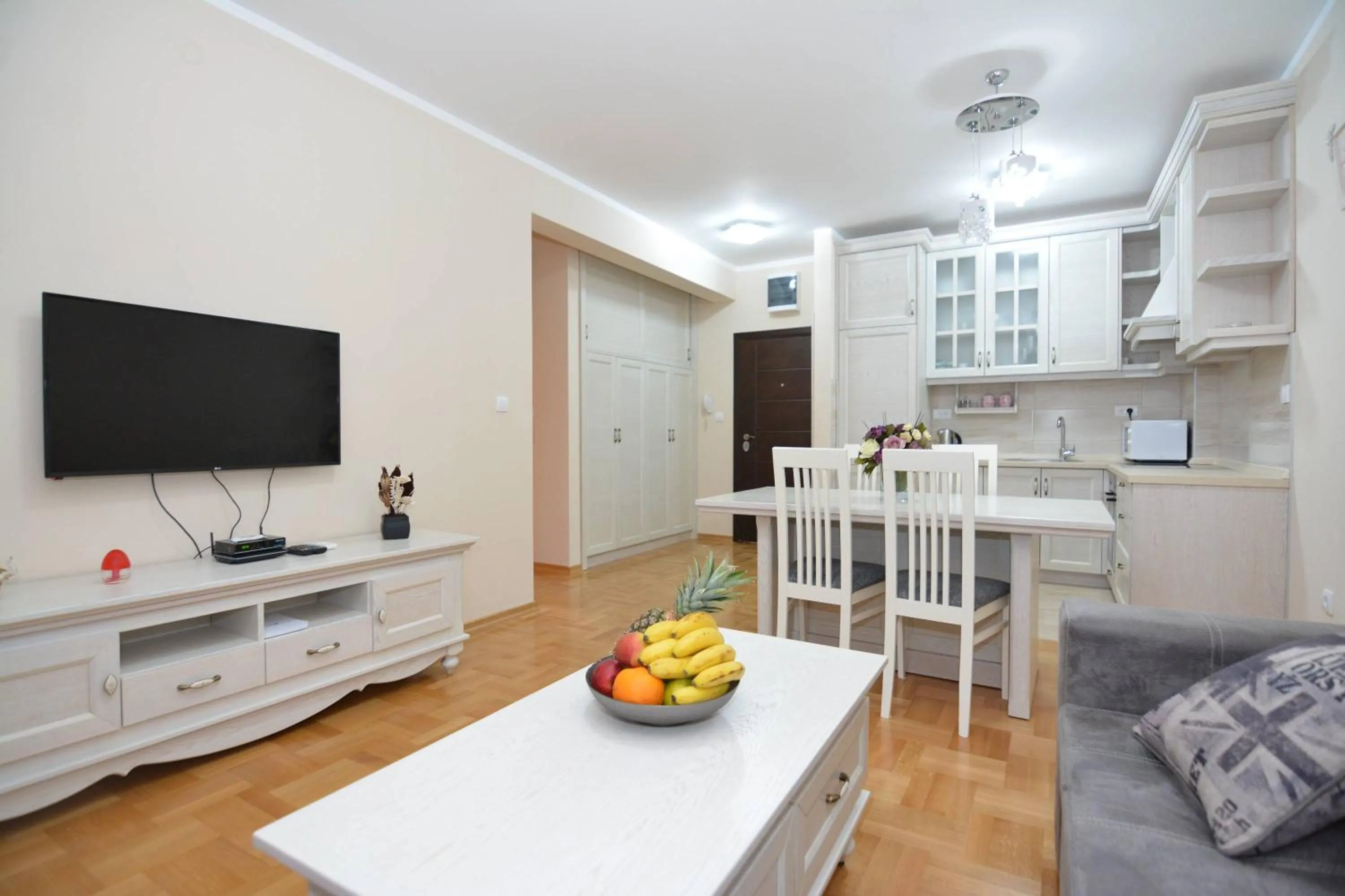 ROOMS & APARTMENTS DOBROTSKI DVORI