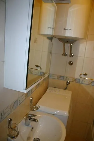 Toilet in ROOMS & APARTMENTS DOBROTSKI DVORI