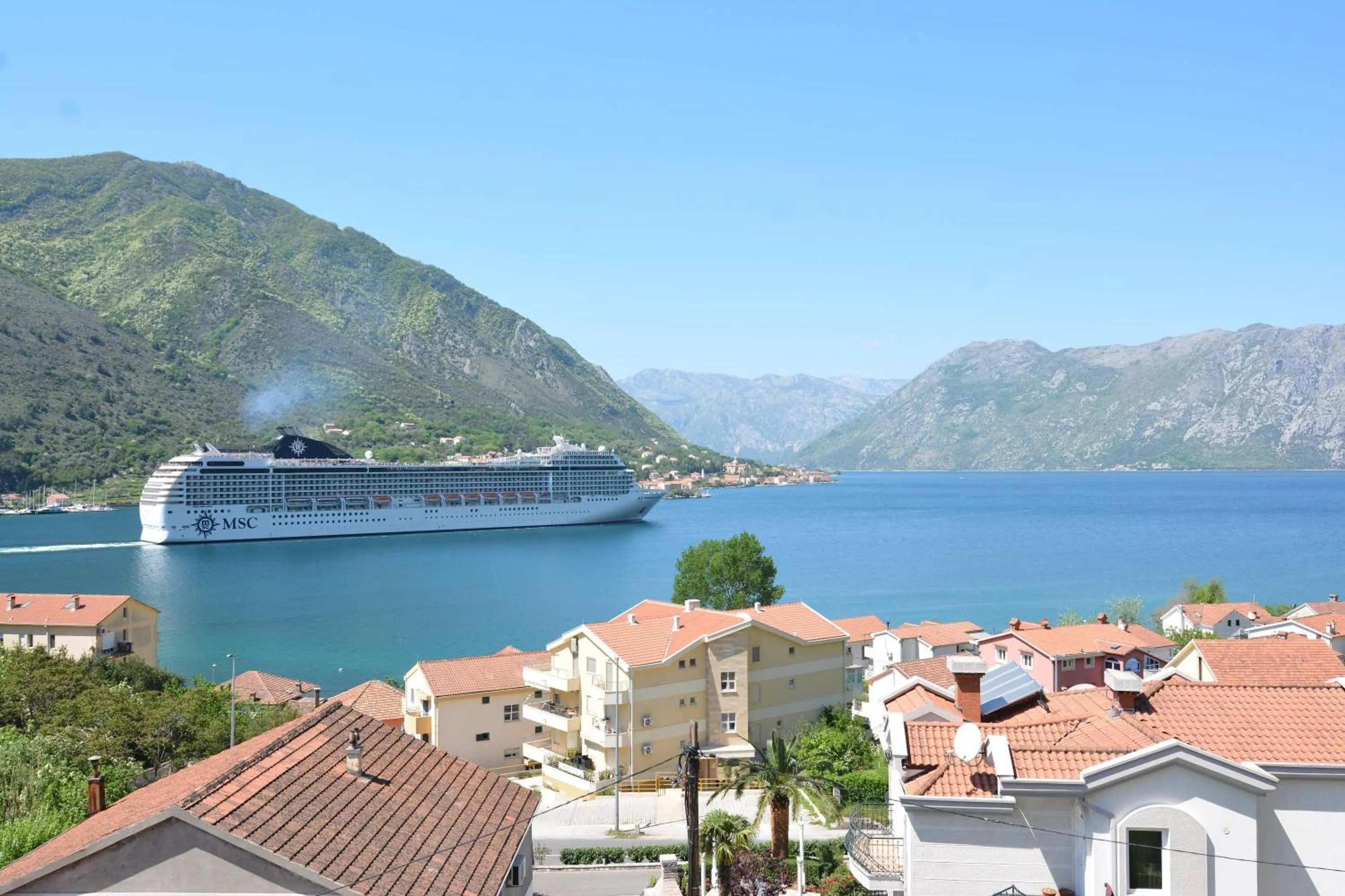 ROOMS & APARTMENTS DOBROTSKI DVORI