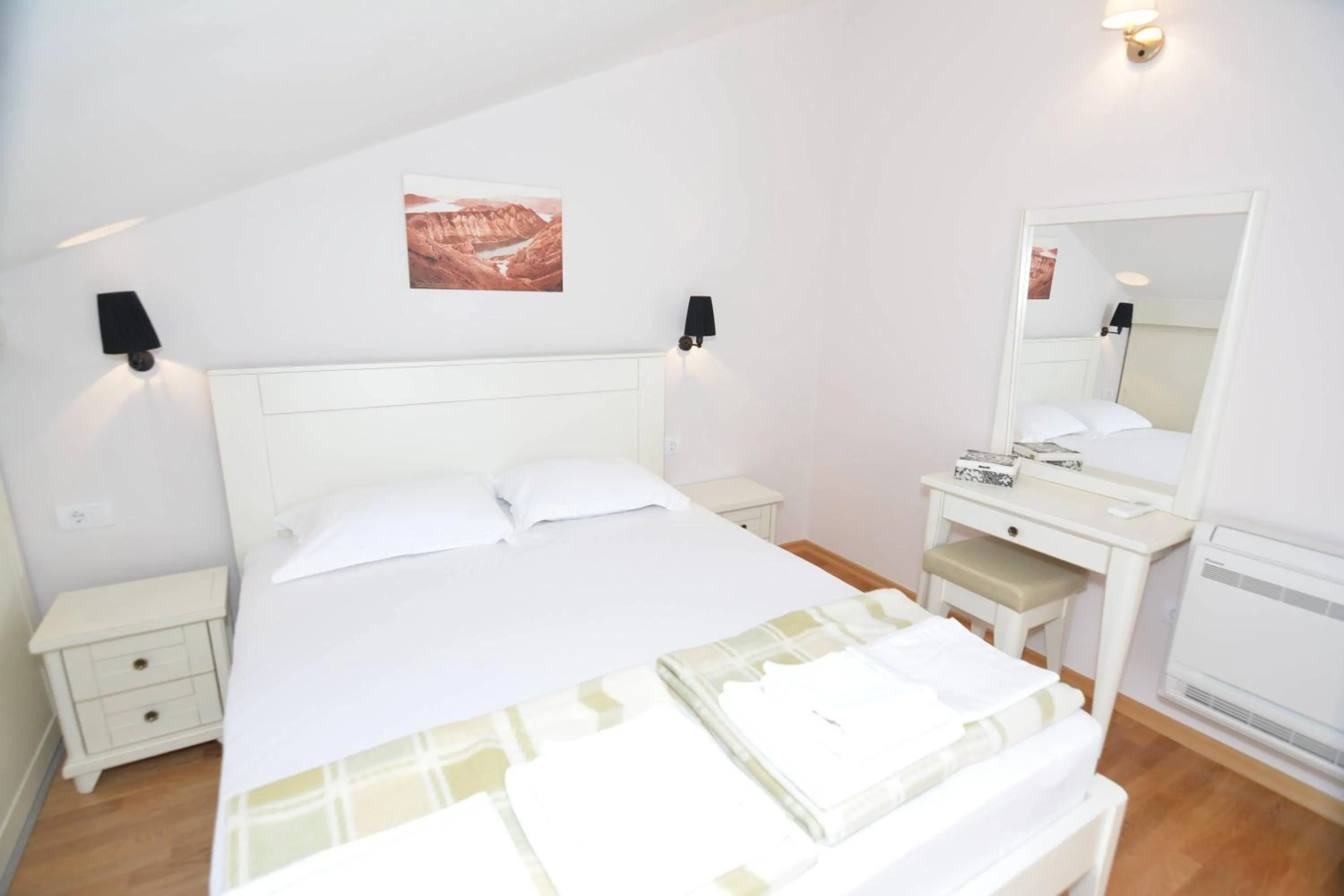 ROOMS & APARTMENTS DOBROTSKI DVORI