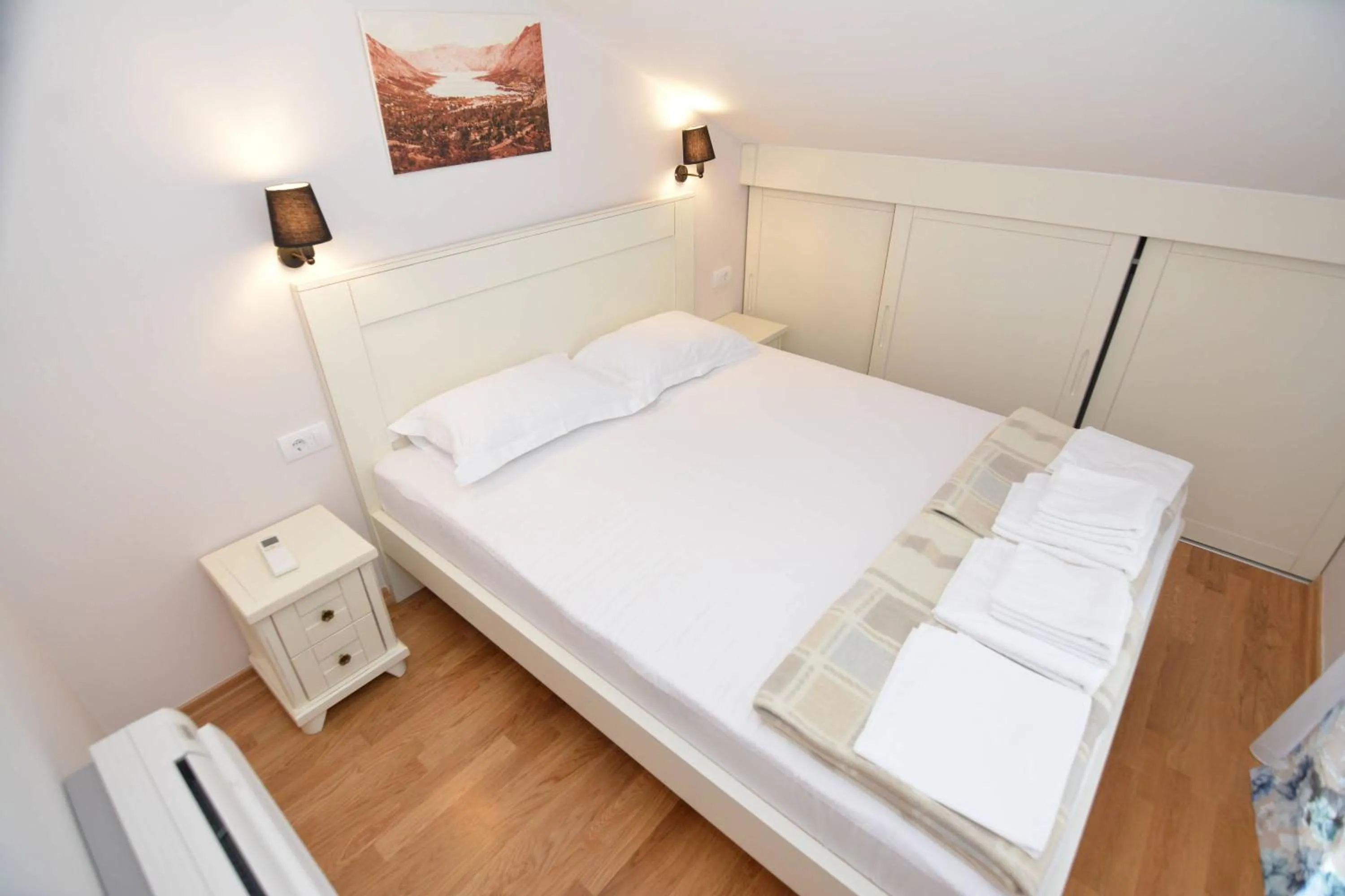 ROOMS & APARTMENTS DOBROTSKI DVORI