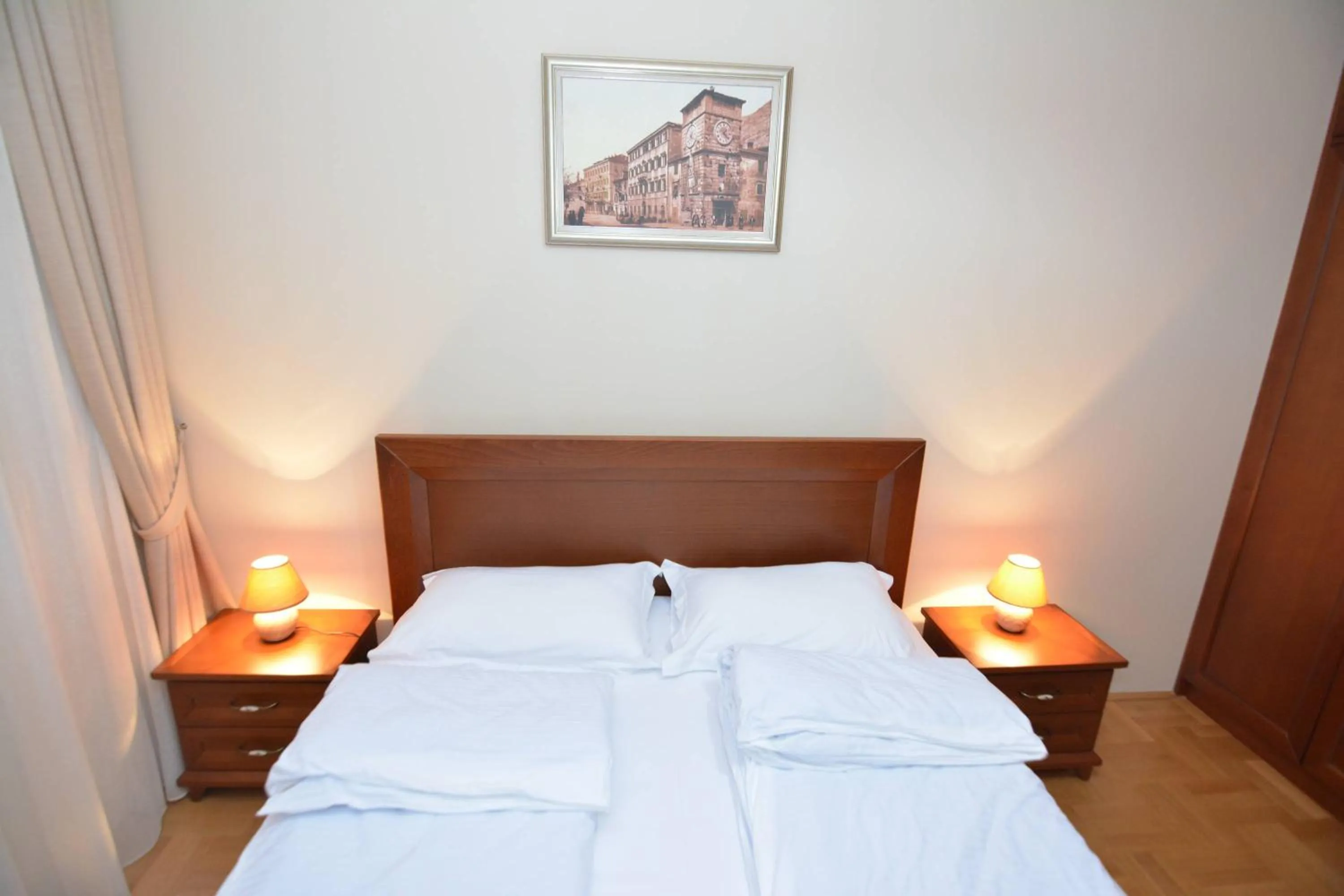 ROOMS & APARTMENTS DOBROTSKI DVORI