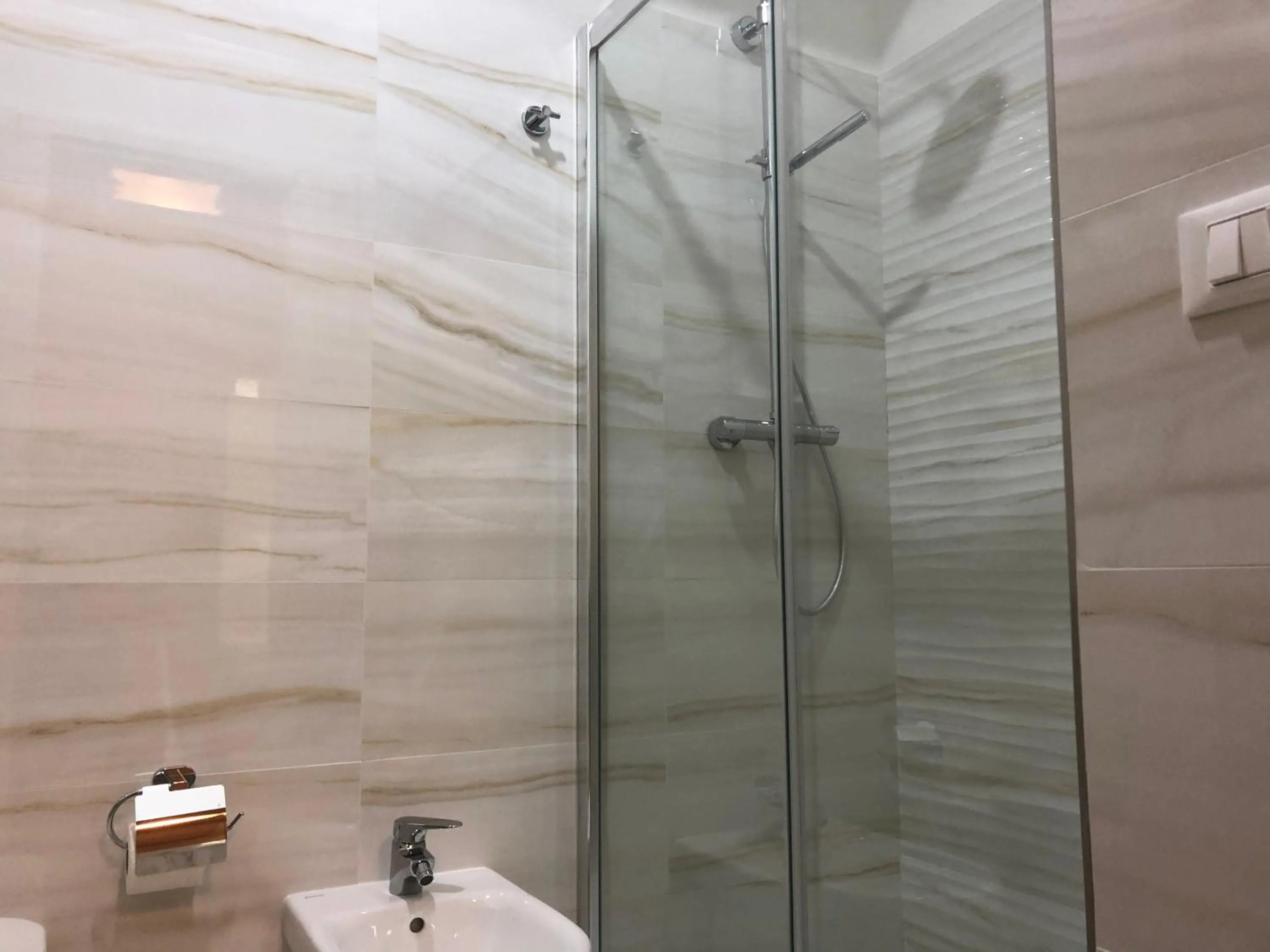 Shower in Le Affacciate Bruzie Home Guest House