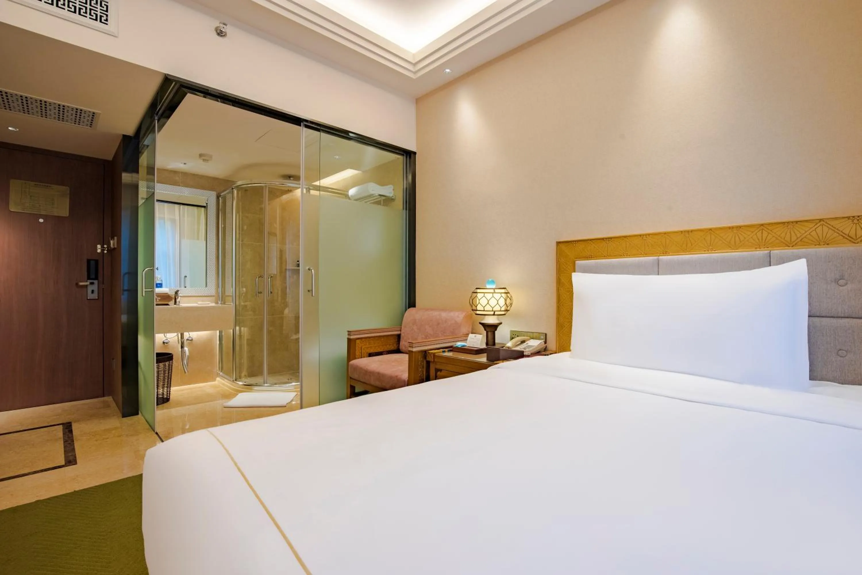 Photo of the whole room, Bed in Chengdu Tibetan Hotel