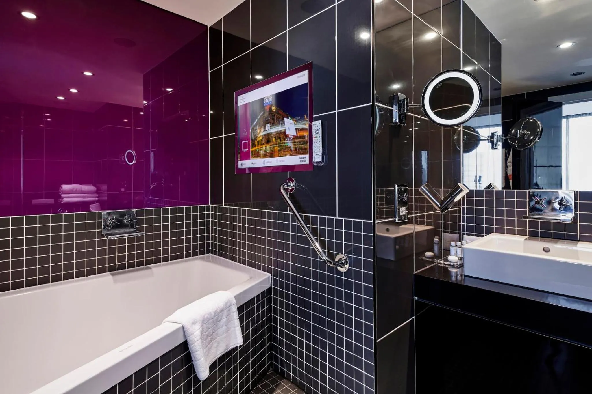 Bathroom in Crowne Plaza Manchester City Centre by IHG