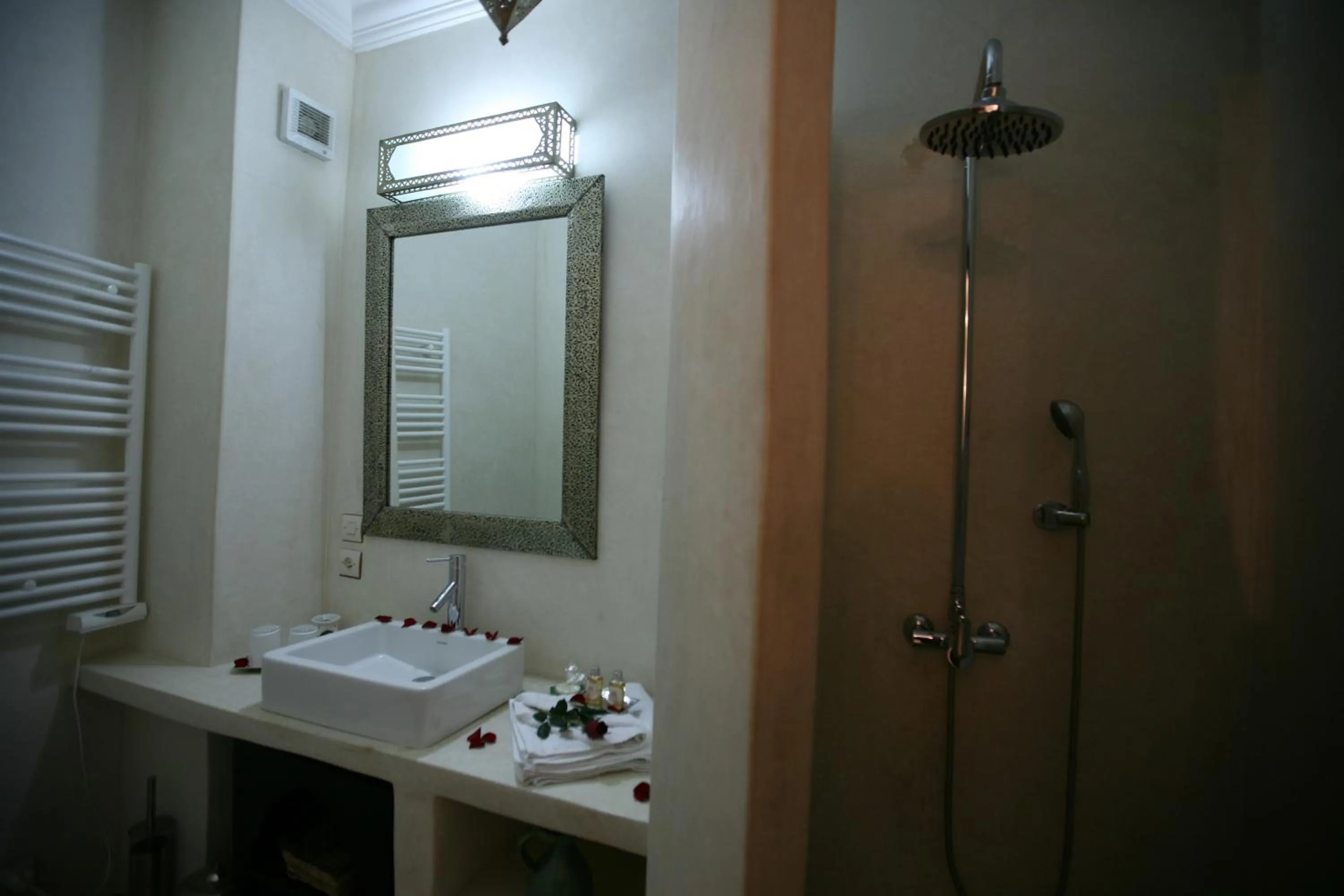 Shower in Riad Mouna