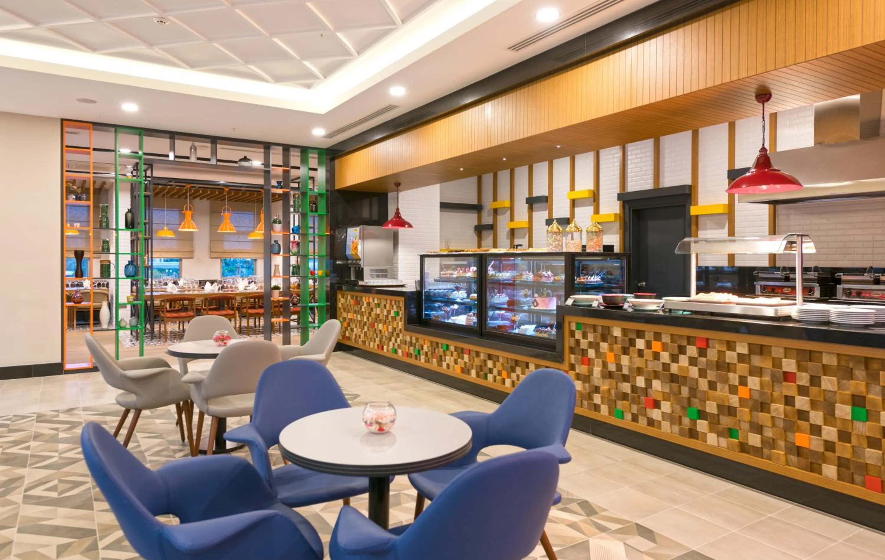 Food and drinks in Novum Garden Side Hotel