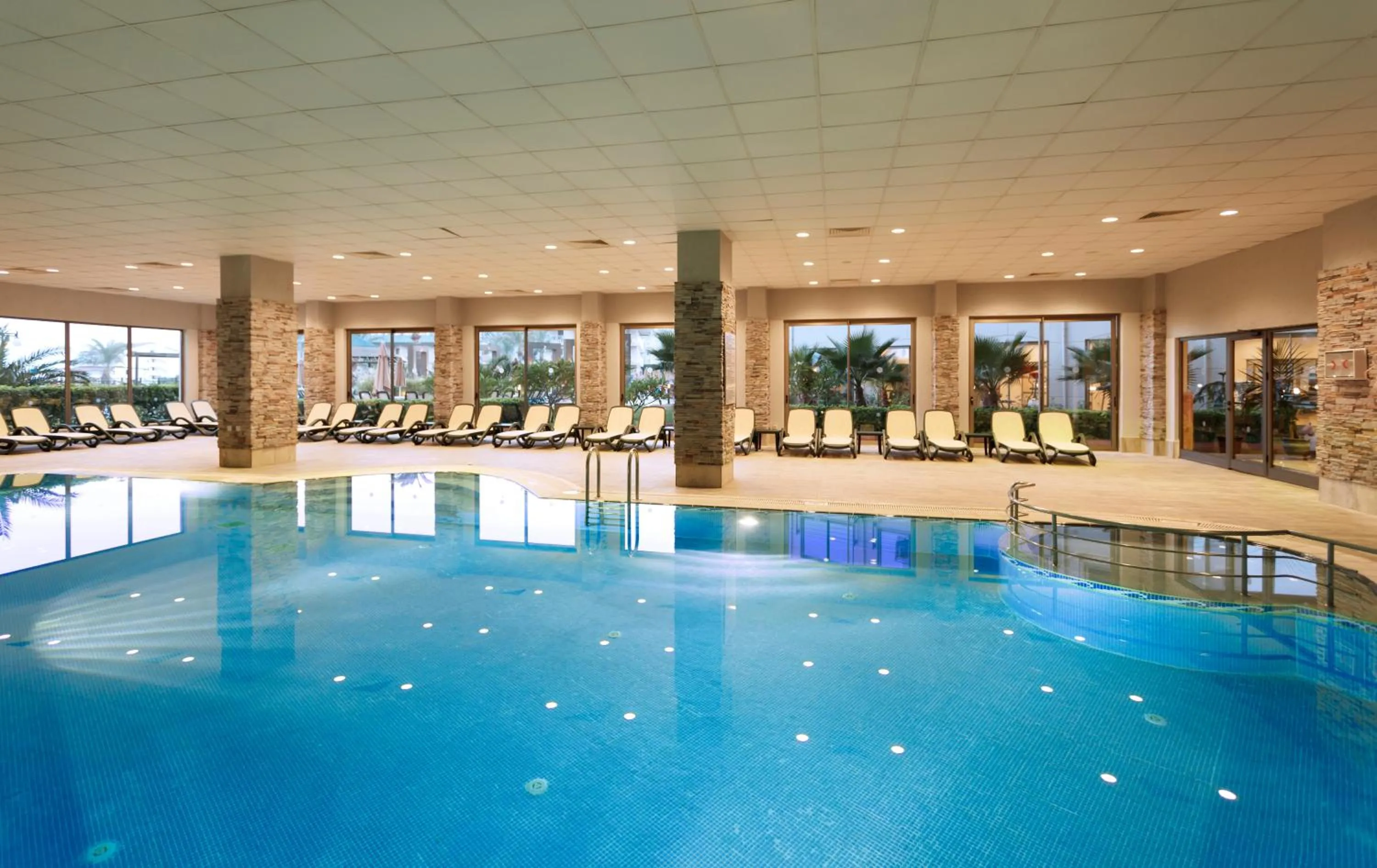 Swimming pool in Novum Garden Side Hotel