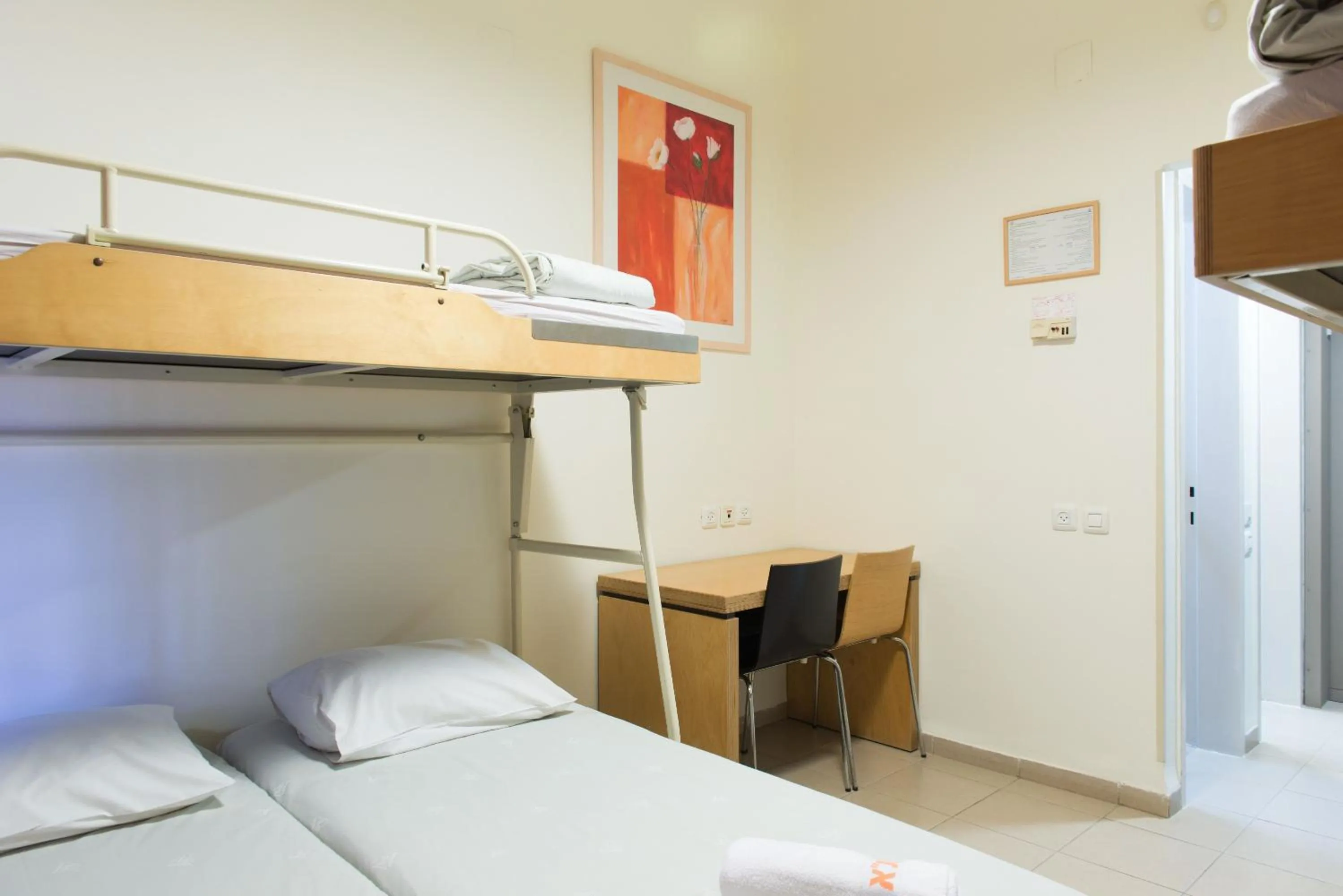 Bed in HI - Shlomi Hostel