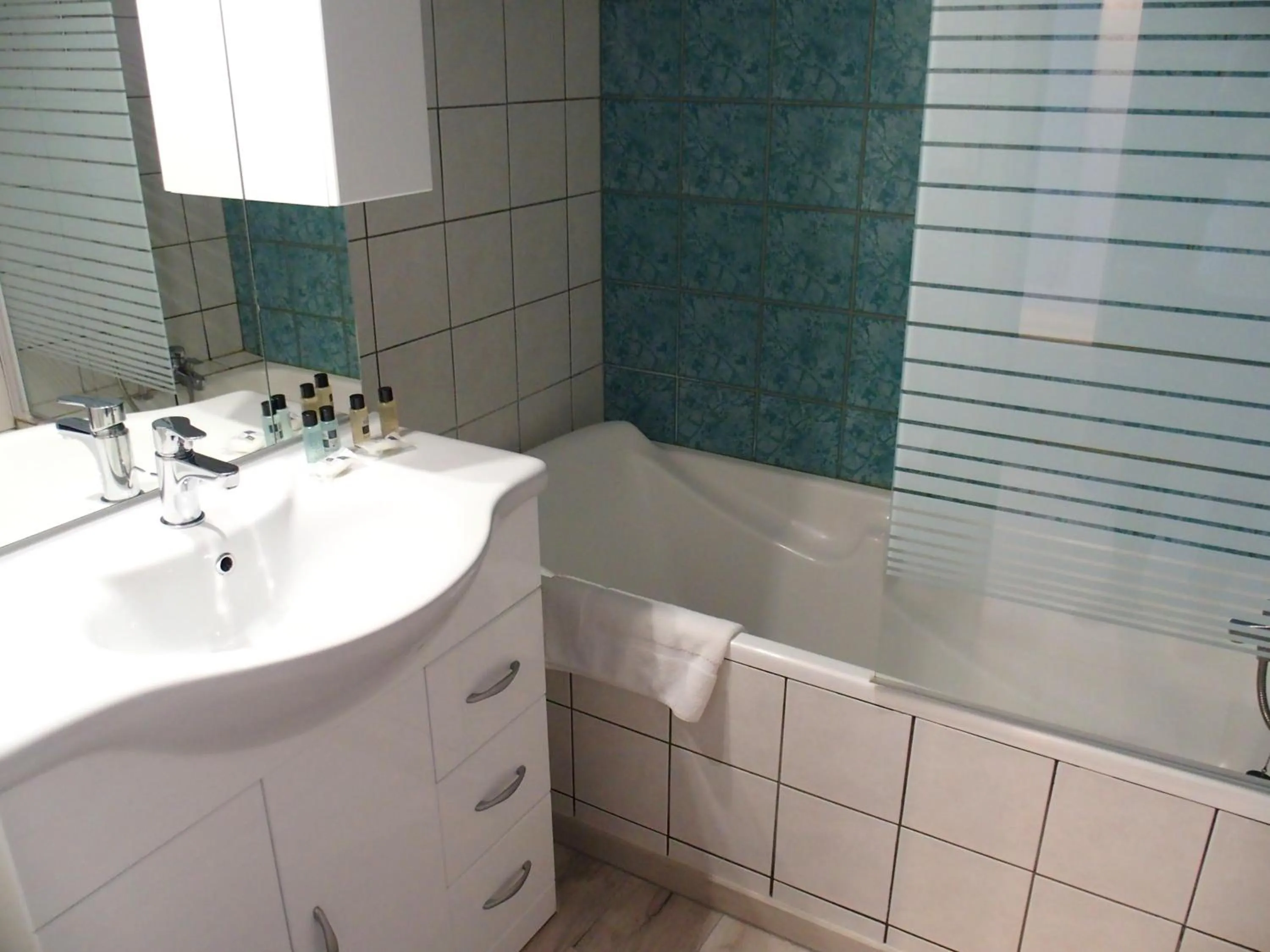 Bathroom in Logis Hôtel Restaurant Hostellerie de l'Étoile