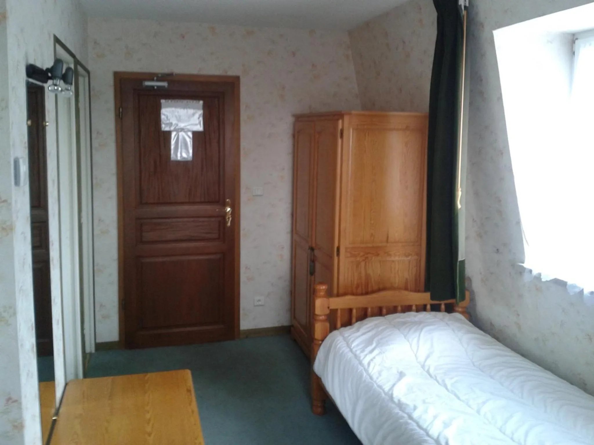 Photo of the whole room, Bed in Logis Hôtel Restaurant Hostellerie de l'Étoile