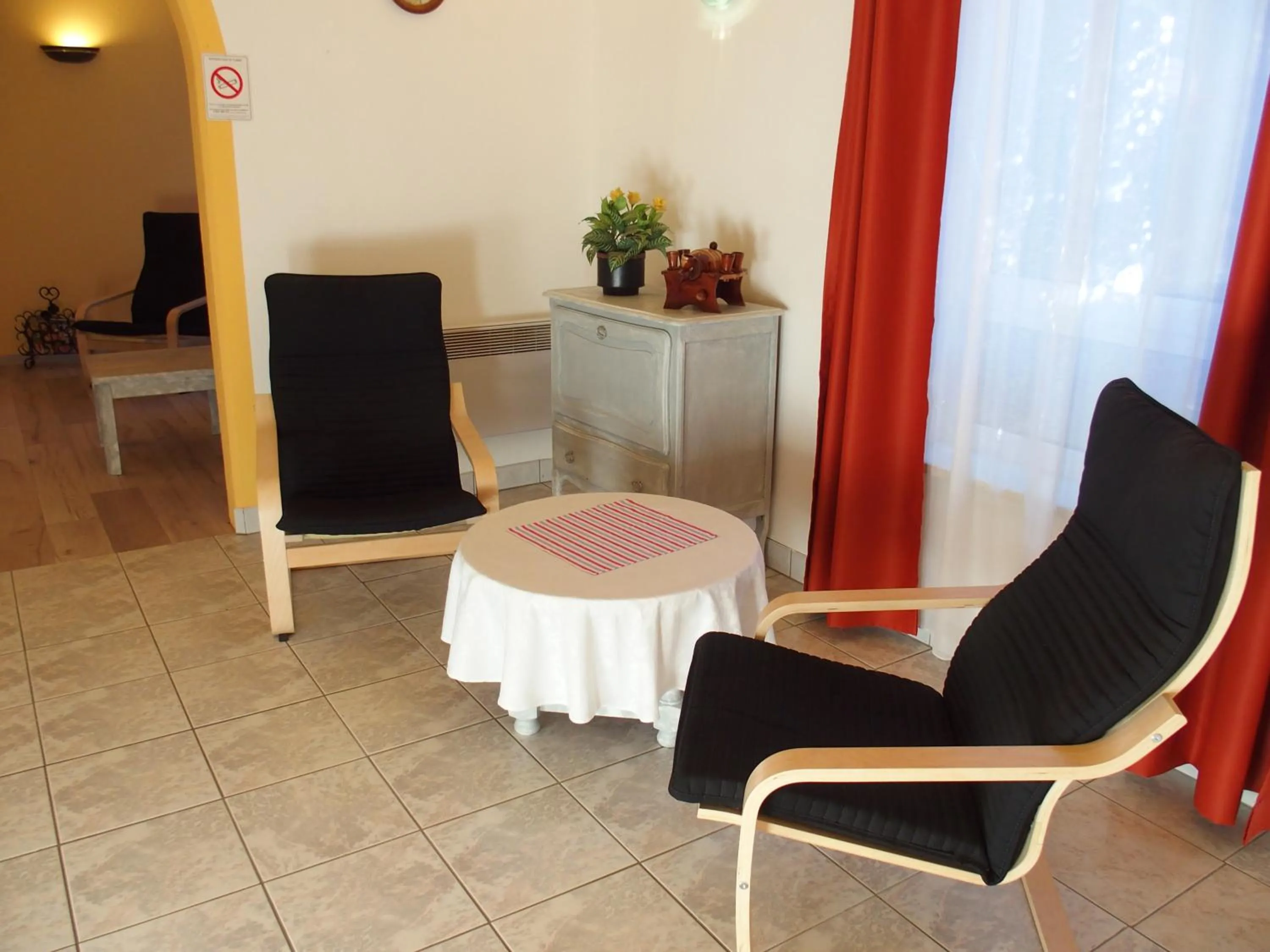 Living room in Logis Hôtel Restaurant Hostellerie de l'Étoile